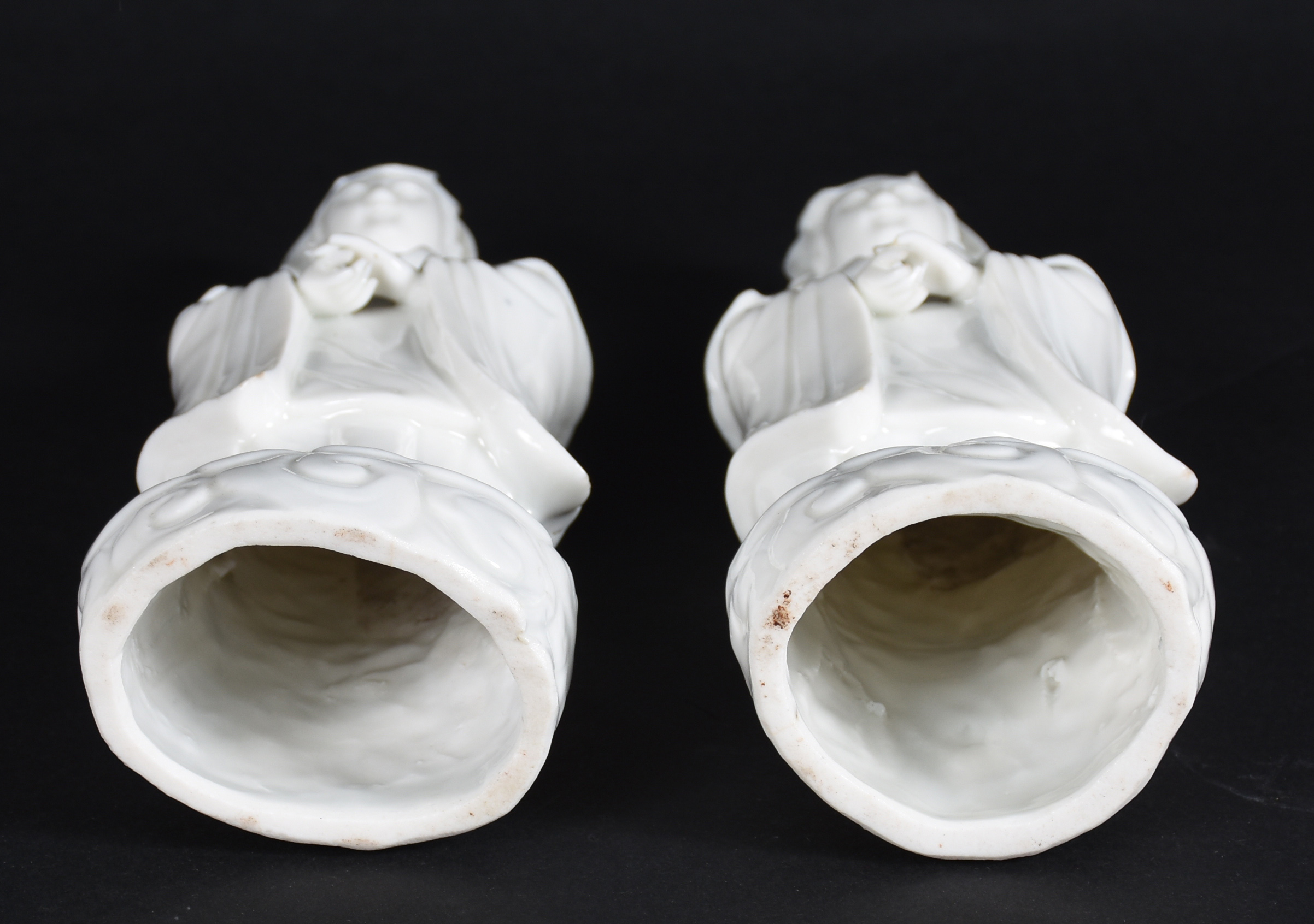 Par de antigas estatuetas de Kuan Yin em porcelana Blanc de Chine... - foto 5 de 5