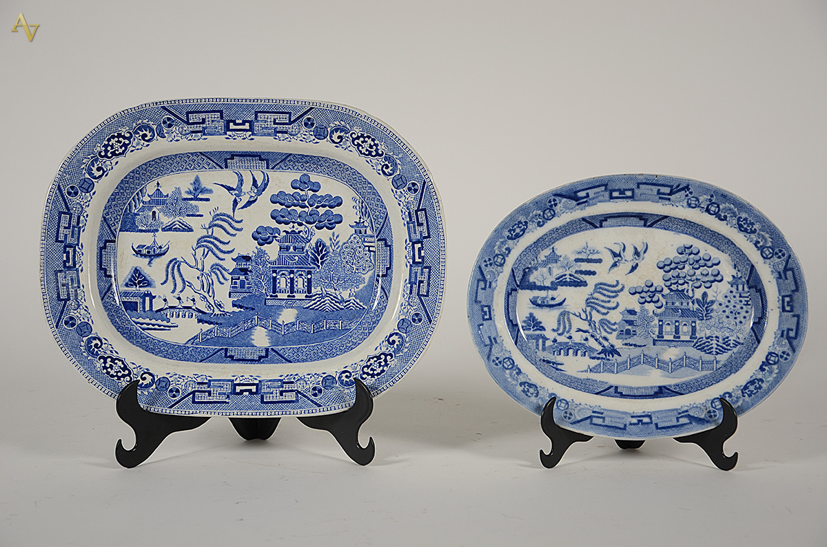 Duas travessas de faiança azul e branco. Medidas 22,5 x 28 cm e 28 x... - foto 1 de 2