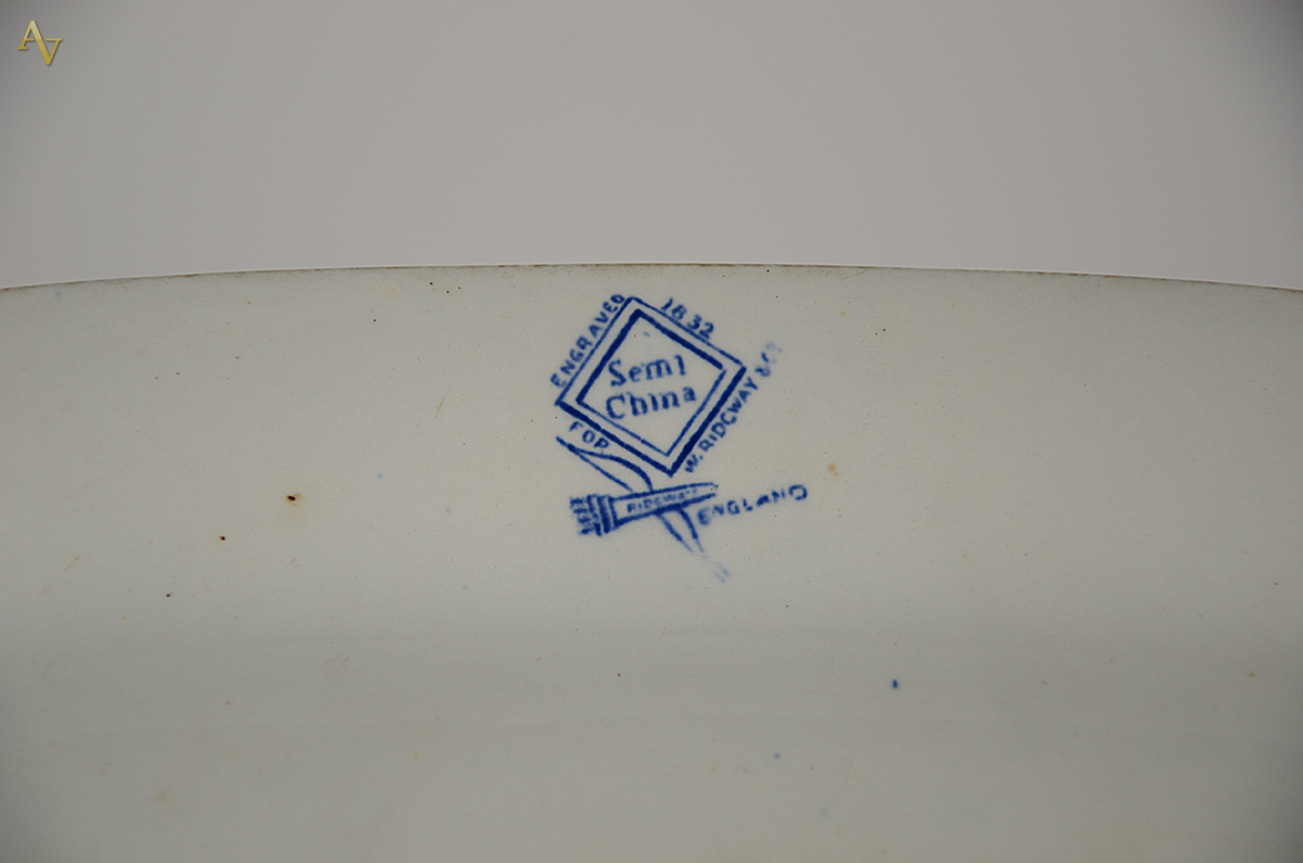 Duas travessas de faiança azul e branco. Medidas 22,5 x 28 cm e 28 x... - foto 2 de 2
