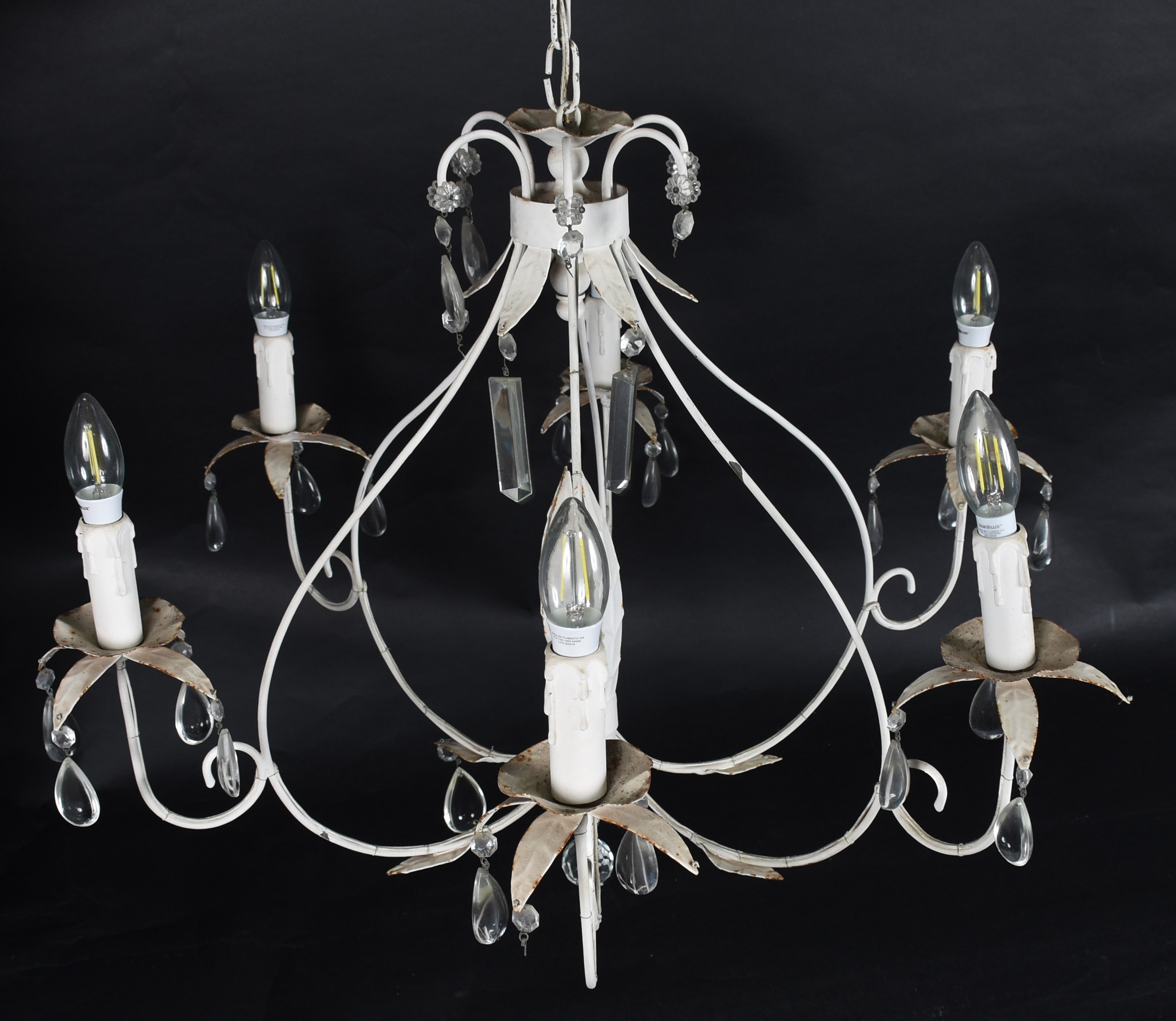 Lustre para 6 lâmpadas de metal pintado de branco com pingentes de... - foto 2 de 3