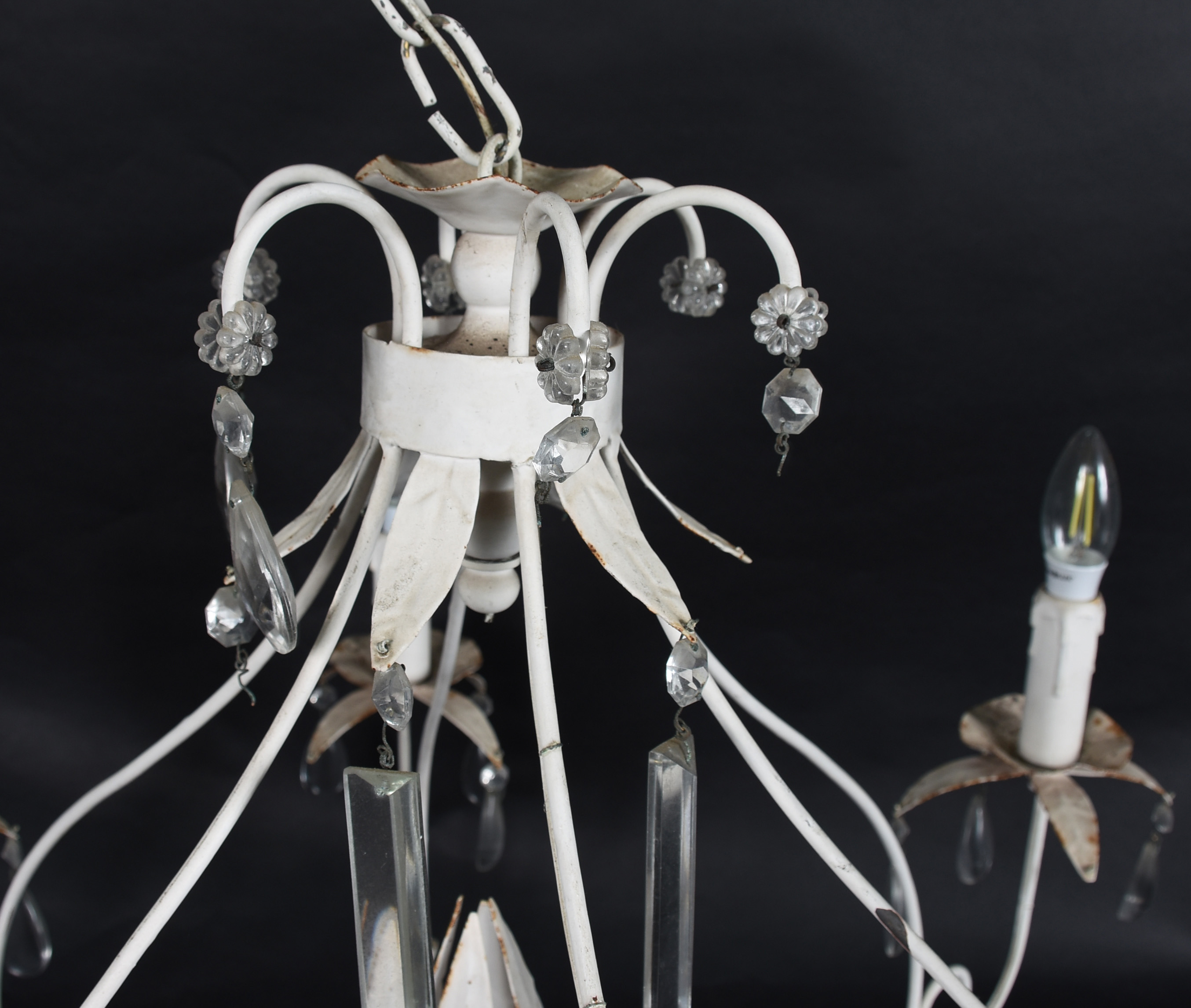 Lustre para 6 lâmpadas de metal pintado de branco com pingentes de... - foto 3 de 3