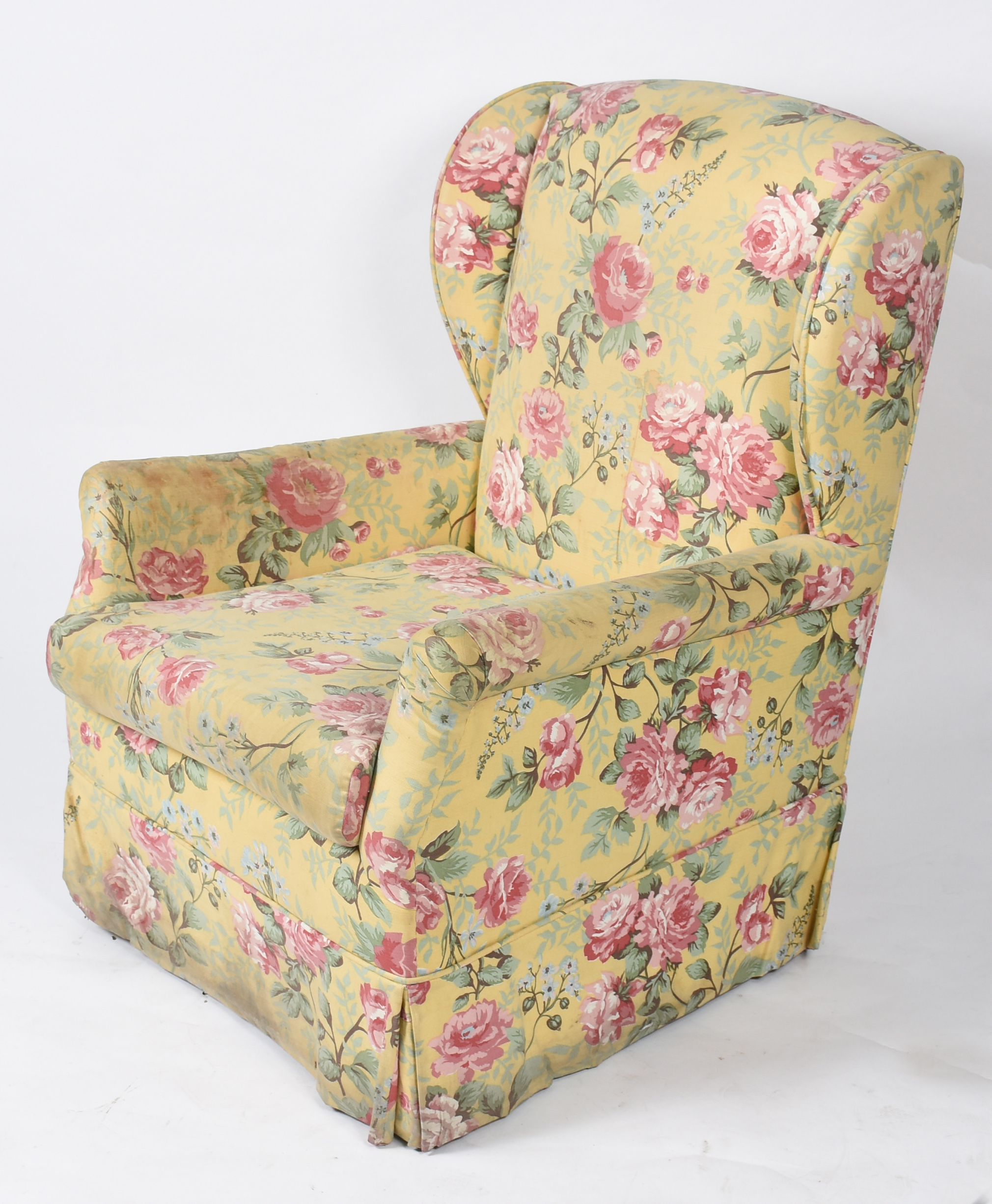 Poltrona bergere estofada e forrada com tecido floral. - foto 1 de 3
