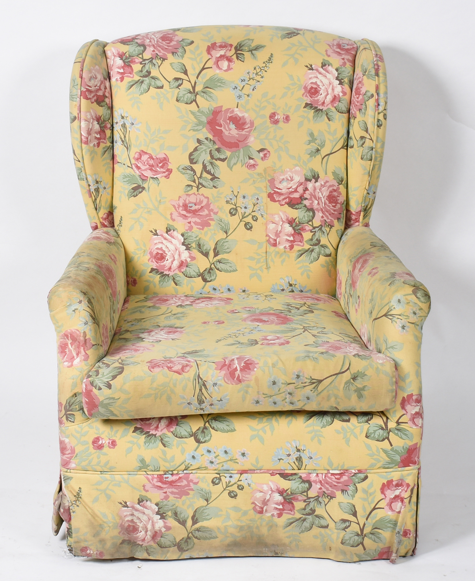 Poltrona bergere estofada e forrada com tecido floral. - foto 2 de 3