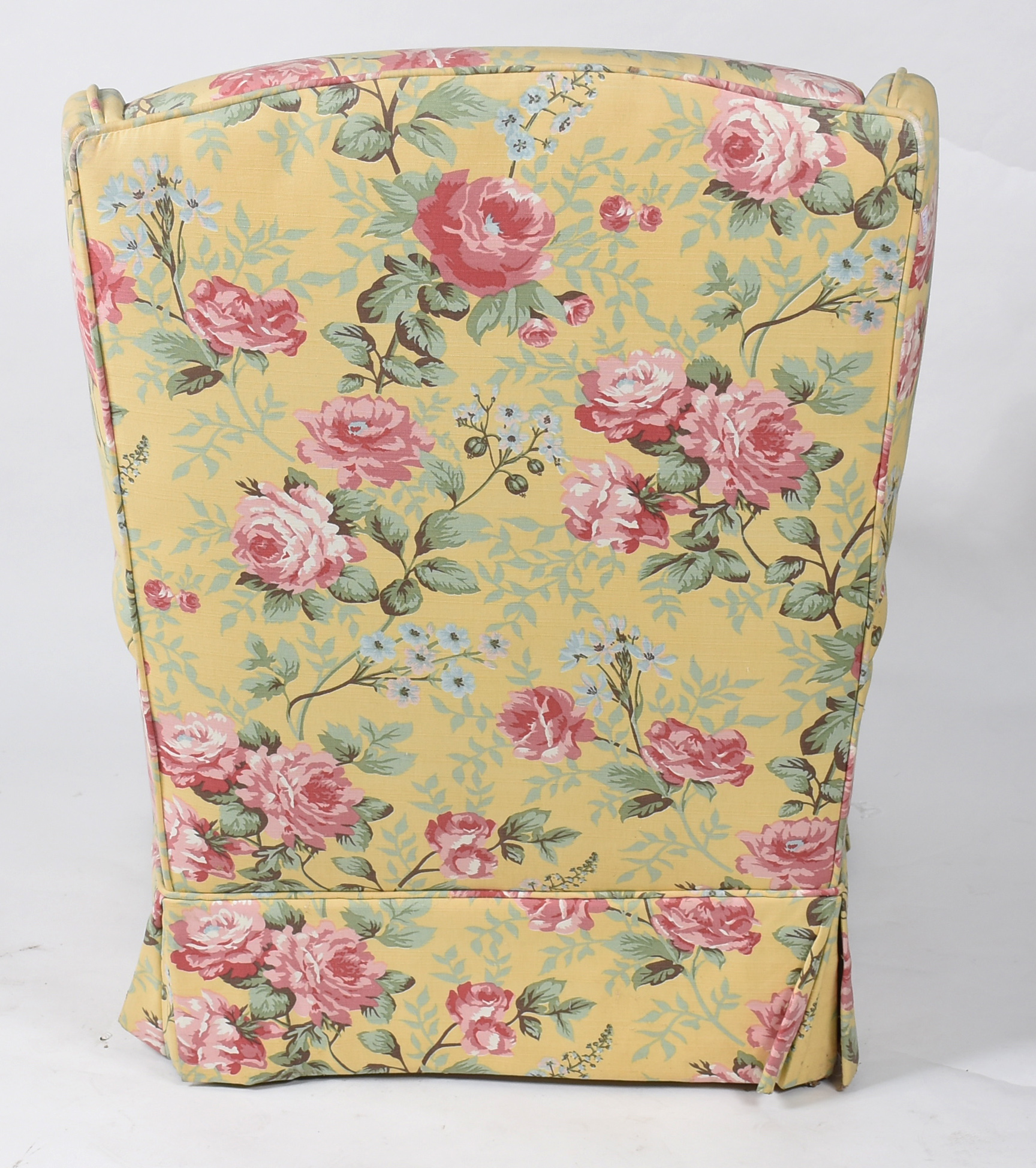Poltrona bergere estofada e forrada com tecido floral. - foto 3 de 3