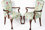 Par de cadeiras com braços de madeira nobre est... - Par de cadeiras com braços de madeira nobre estilo Chipendale, estofadas e forradas com tecido floral.