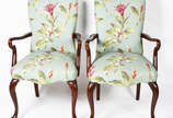 Par de cadeiras com braços de madeira nobre est... - Par de cadeiras com braços de madeira nobre estilo Chipendale, estofadas e forradas com tecido floral.