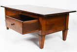 Mesa de centro de madeira nobre com 2 gavetas q... - Mesa de centro de madeira nobre com 2 gavetas que abrem para ambos os lados  e  pranchas  laterais deslizantes.