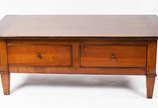 Mesa de centro de madeira nobre com 2 gavetas q... - Mesa de centro de madeira nobre com 2 gavetas que abrem para ambos os lados  e  pranchas  laterais deslizantes.