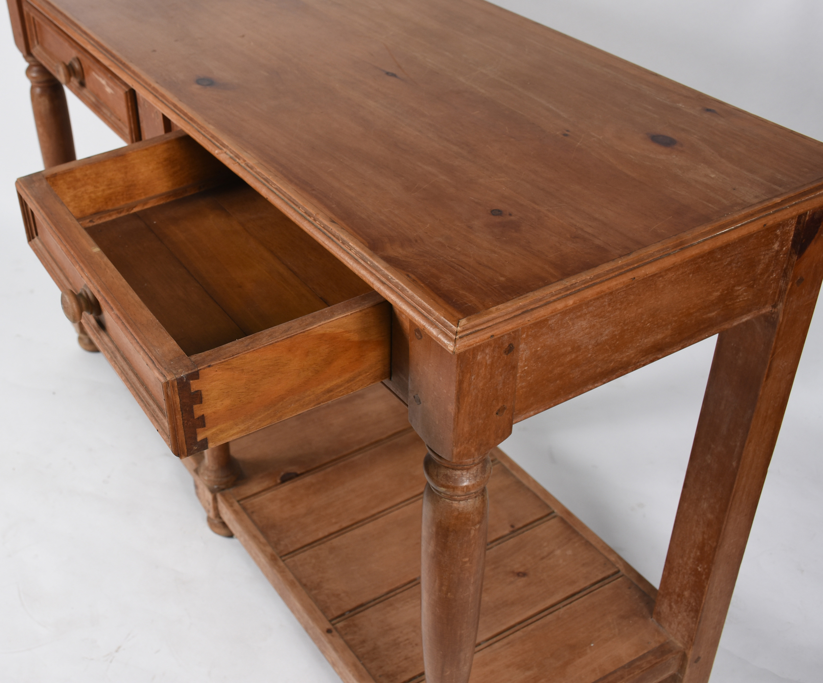 Console de madeira com 2 gavetas e platô inferior ligadas por colunas... - foto 3 de 4