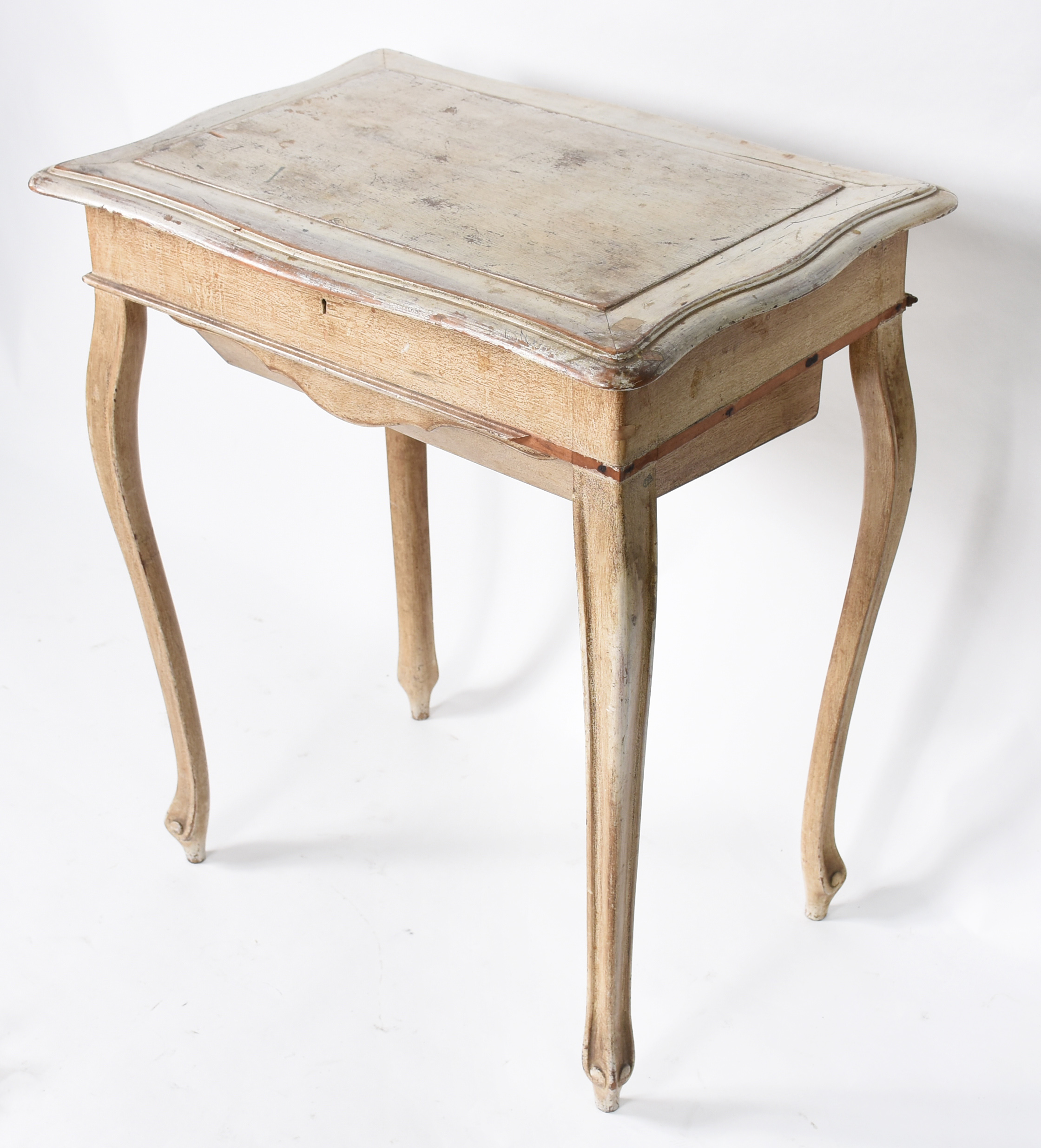 Mesa costureira de madeira nobre patinada com antiga máquina de... - foto 1 de 10