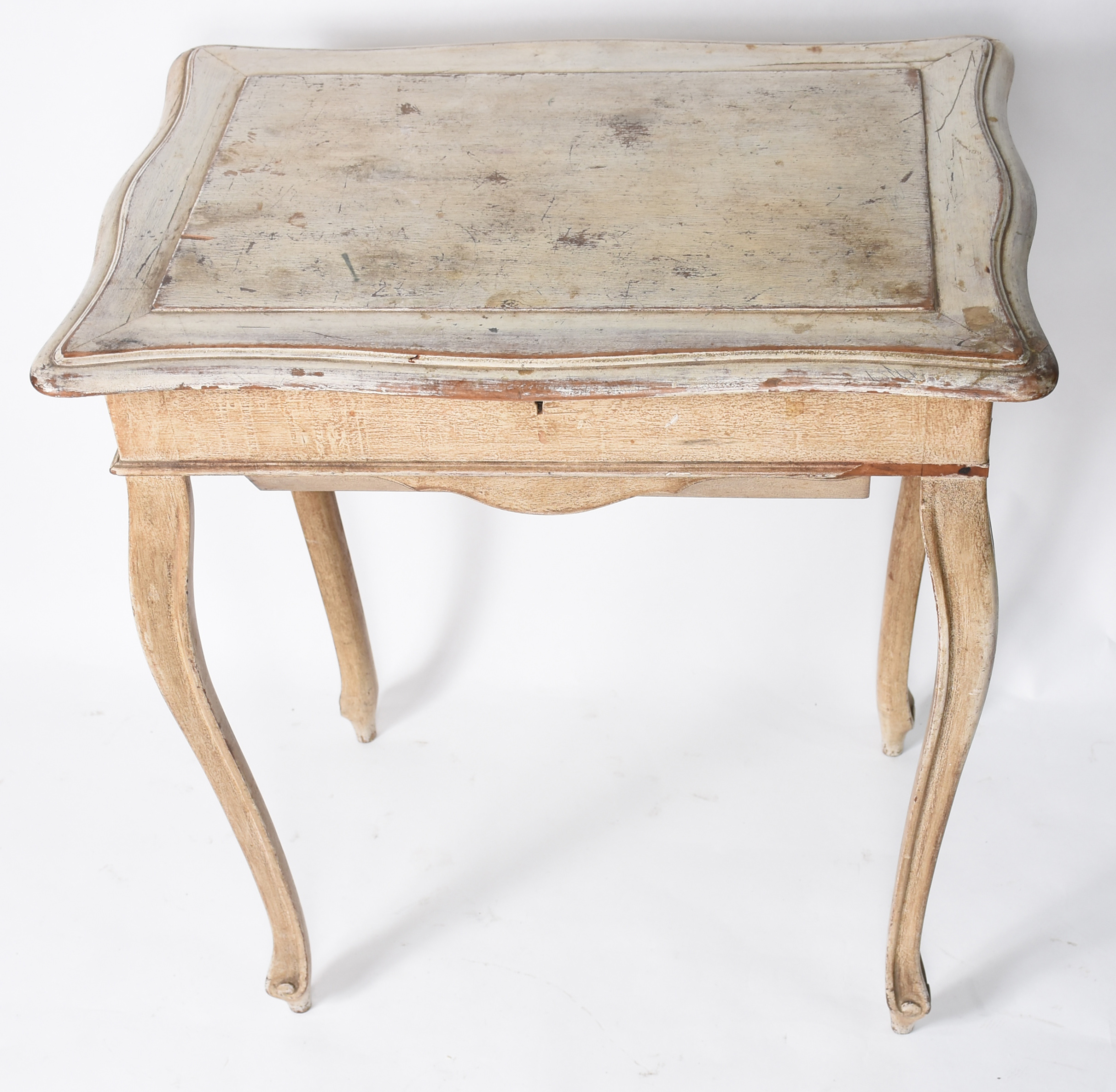 Mesa costureira de madeira nobre patinada com antiga máquina de... - foto 4 de 10