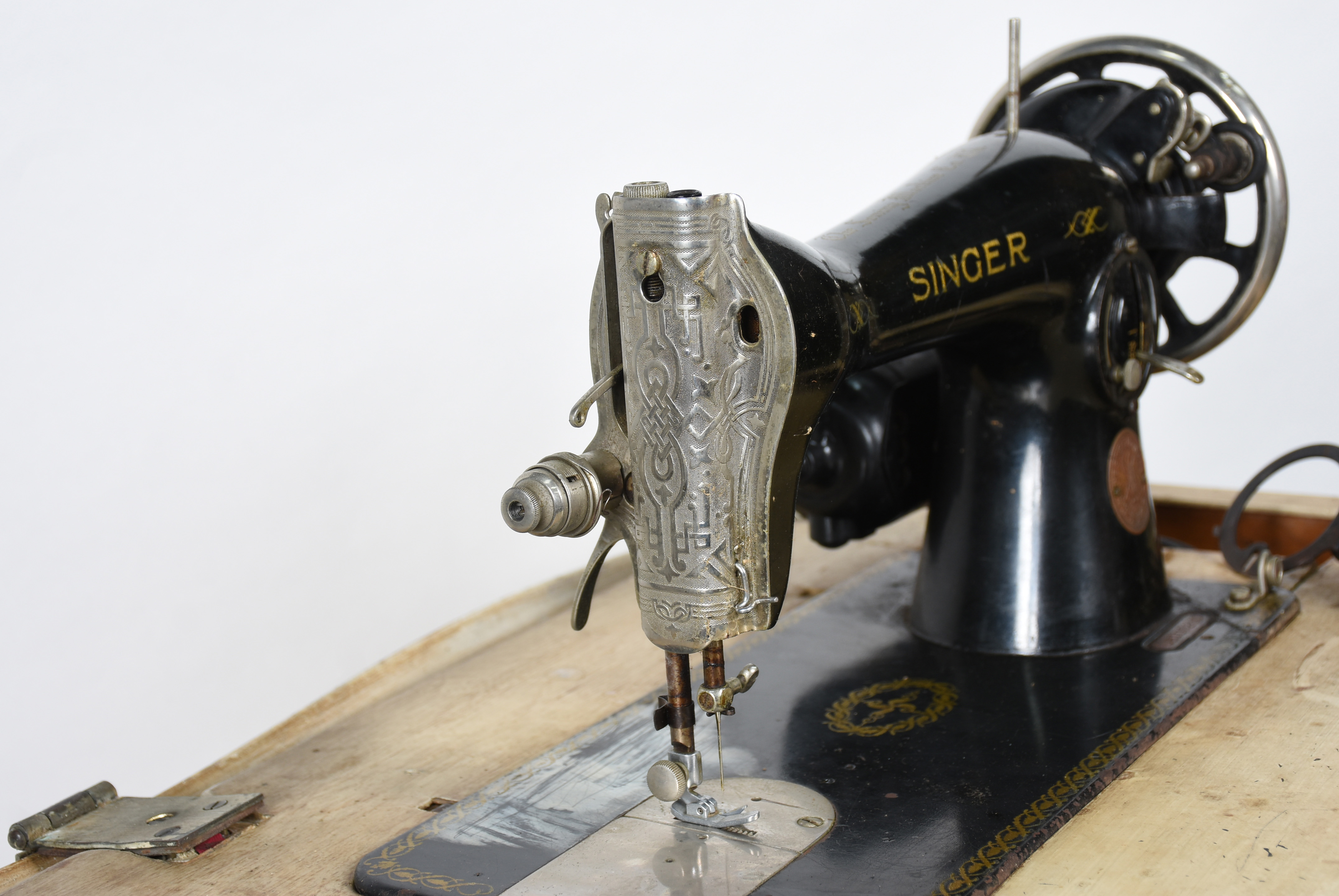 Mesa costureira de madeira nobre patinada com antiga máquina de... - foto 5 de 10
