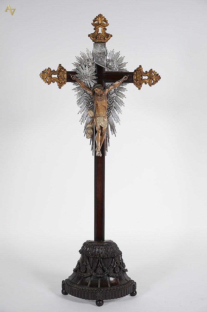 Belíssimo crucifixo com figura de Cristo ricamente entalhada em... - foto 1 de 2