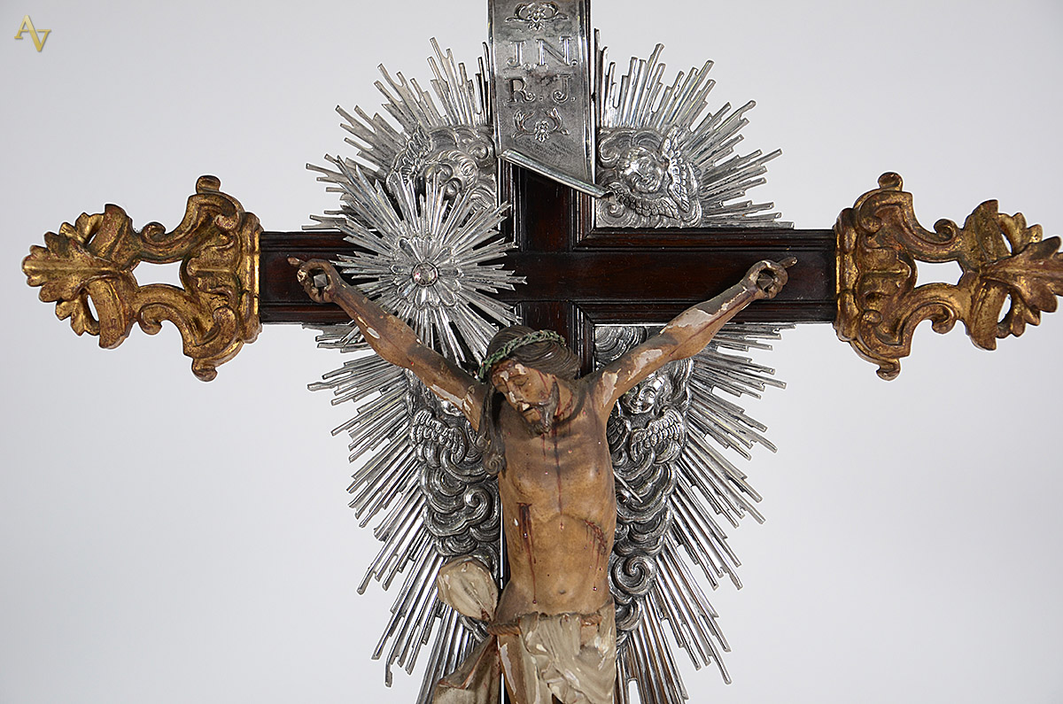Belíssimo crucifixo com figura de Cristo ricamente entalhada em... - foto 2 de 2