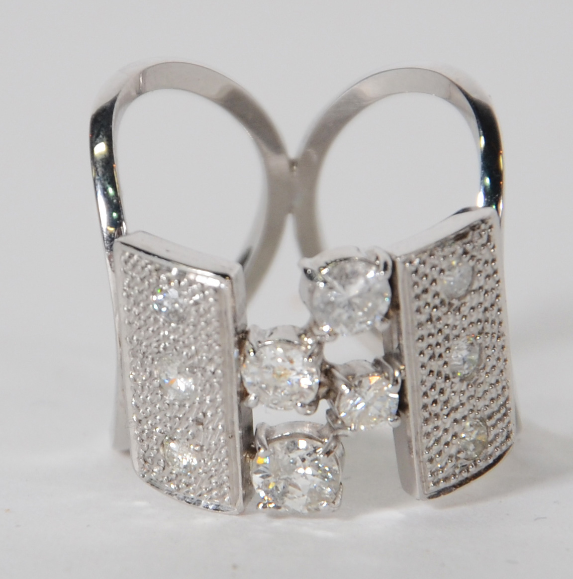 Anel de ouro branco com aproximadamente 2.00 ct de brilhantes - 9,7 g... - foto 1 de 2