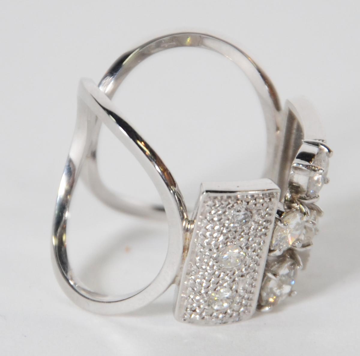 Anel de ouro branco com aproximadamente 2.00 ct de brilhantes - 9,7 g... - foto 2 de 2