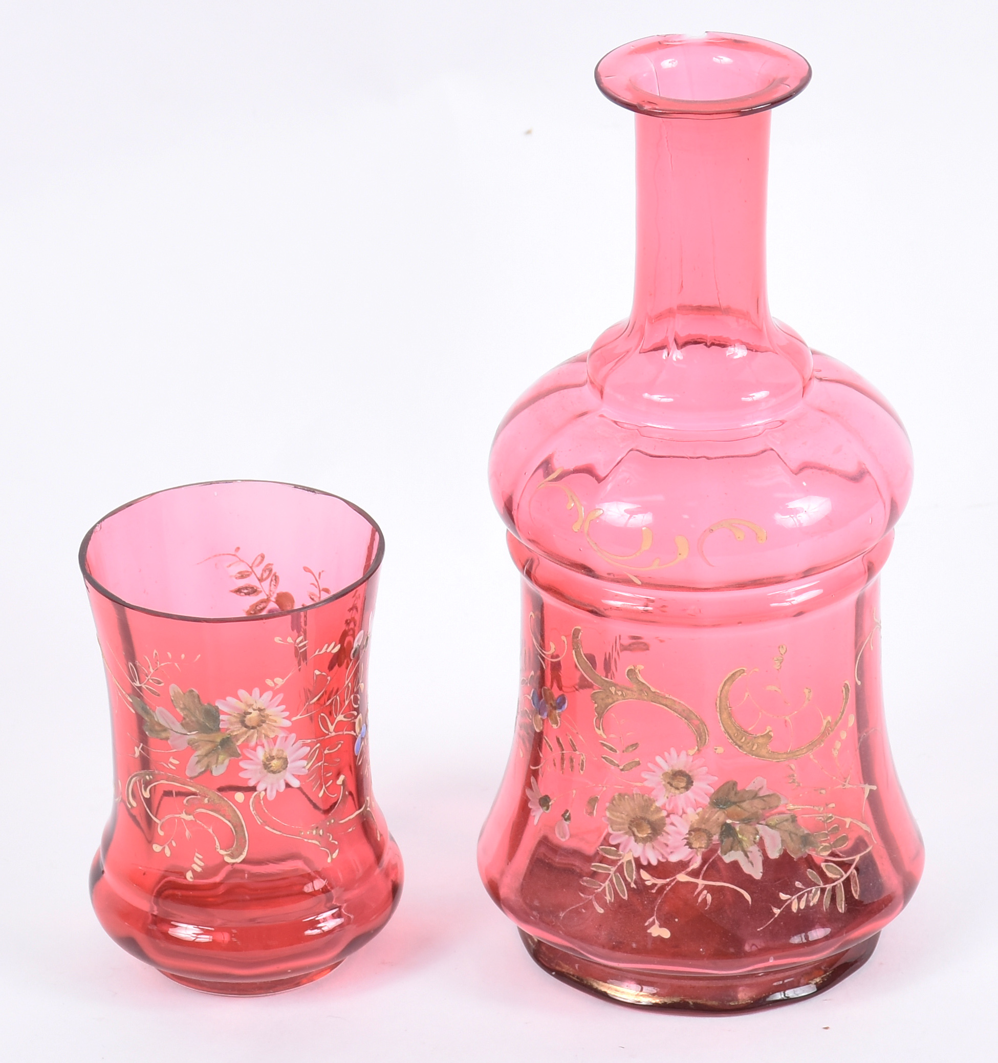 Verre d'eau de antigo vidro rosa esmaltado com flores em policromia . - foto 2 de 6