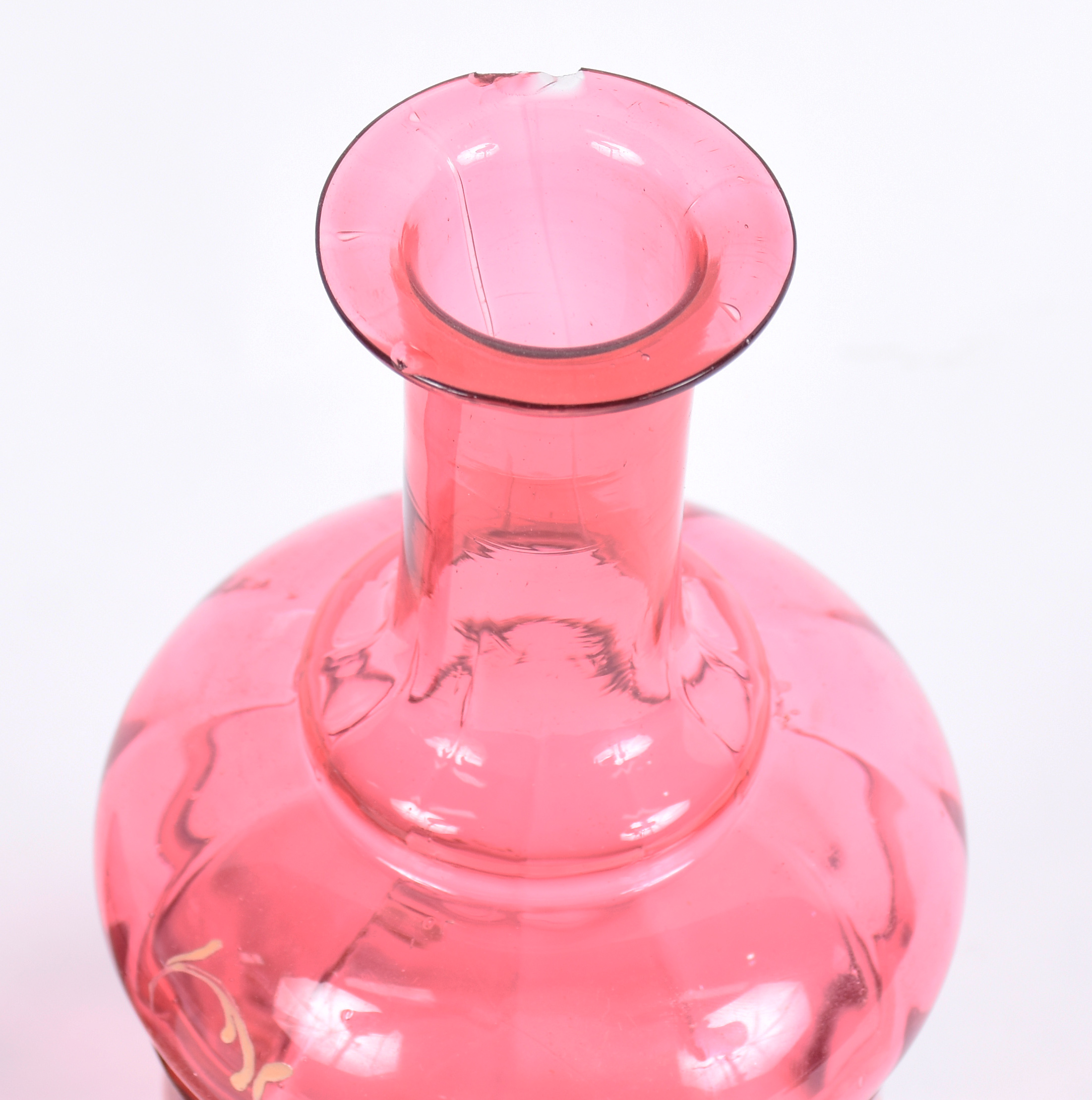 Verre d'eau de antigo vidro rosa esmaltado com flores em policromia . - foto 4 de 6