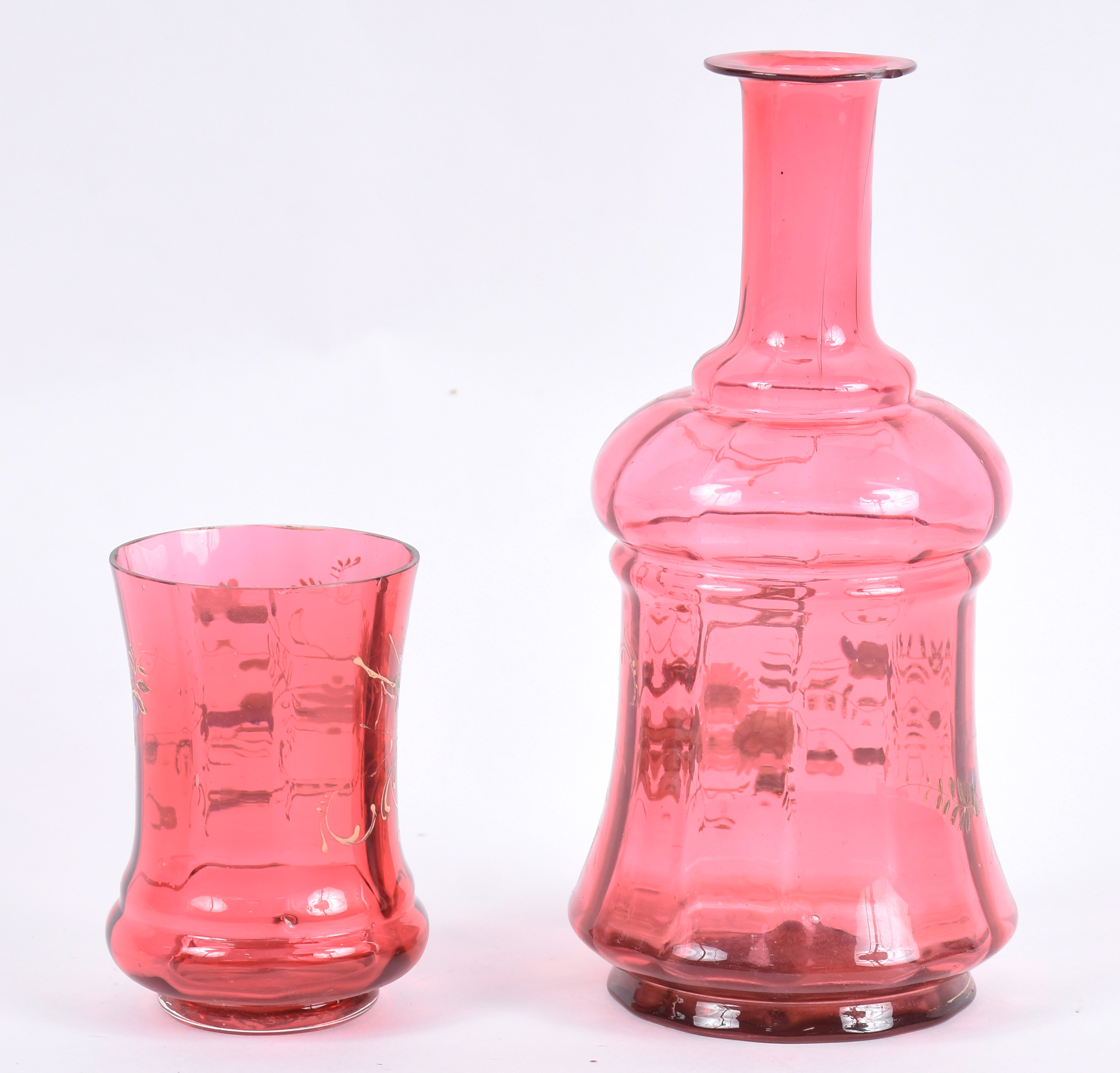 Verre d'eau de antigo vidro rosa esmaltado com flores em policromia . - foto 5 de 6