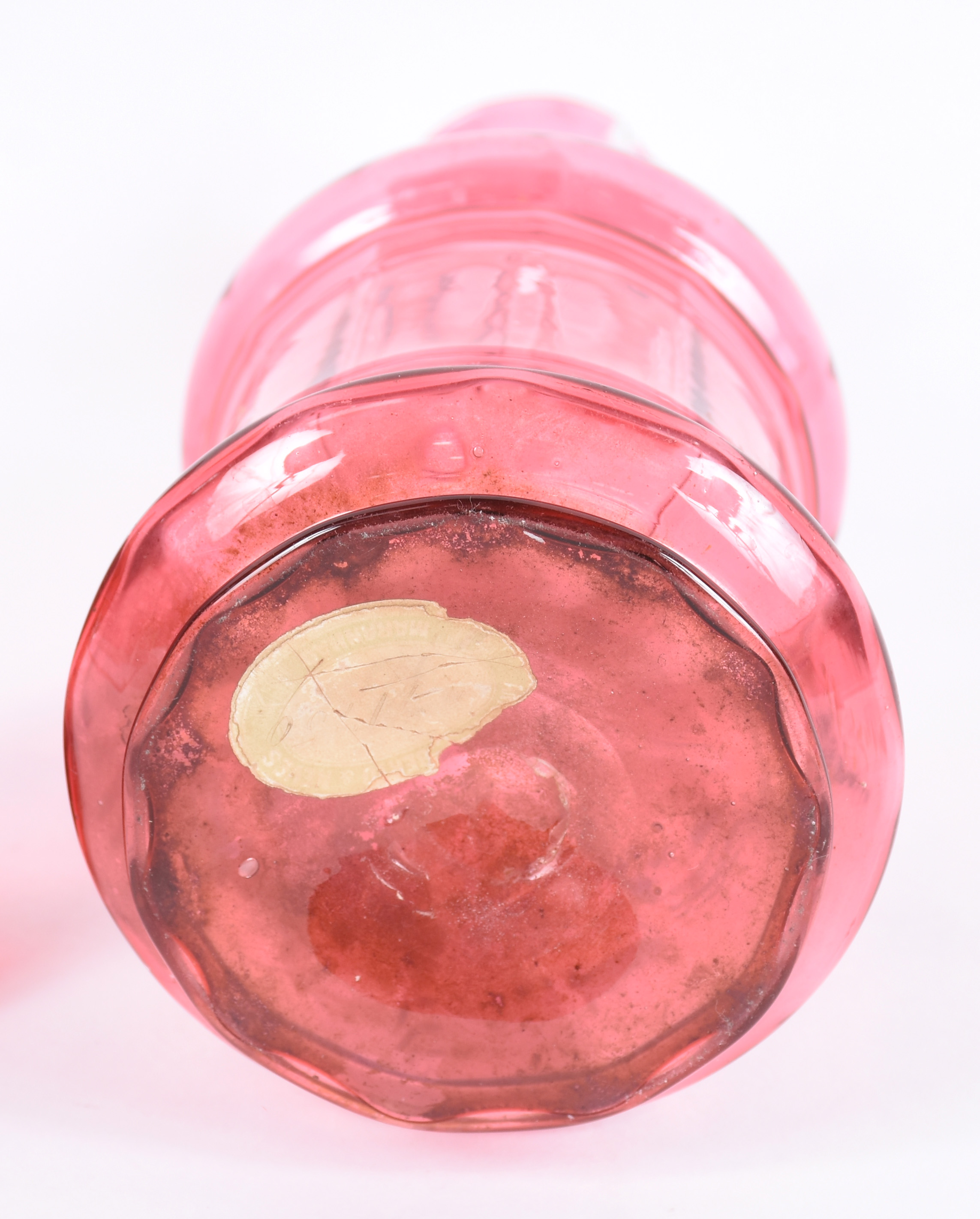 Verre d'eau de antigo vidro rosa esmaltado com flores em policromia . - foto 6 de 6
