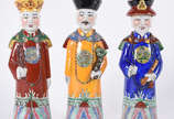 Três figuras de dignitários chineses de porcela... - Três figuras de dignitários chineses de porcelana policromada. Marcas na base.