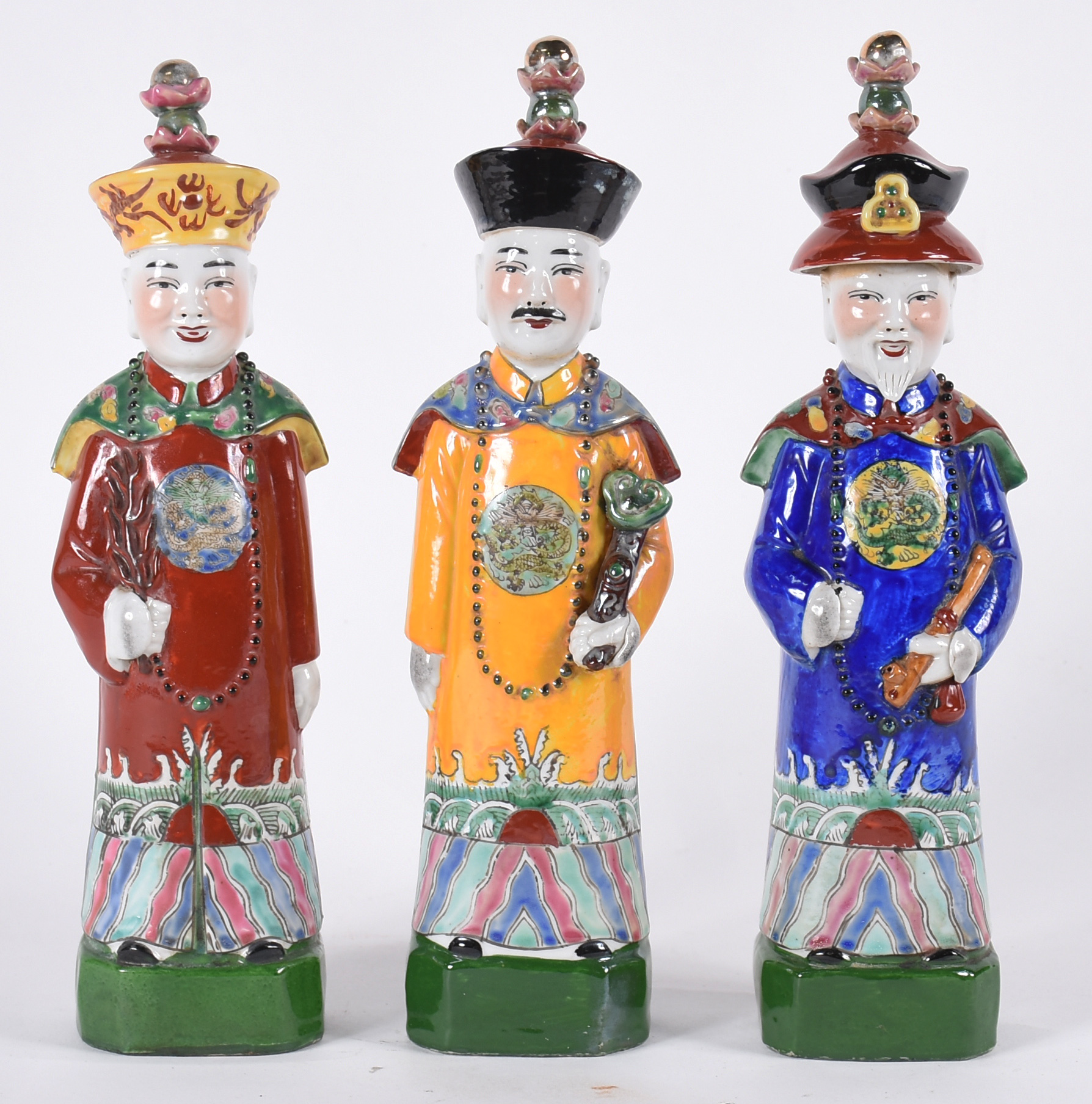 Três figuras de dignitários chineses de porcelana policromada. Marcas... - foto 1 de 5