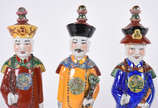Três figuras de dignitários chineses de porcela... - Três figuras de dignitários chineses de porcelana policromada. Marcas na base.