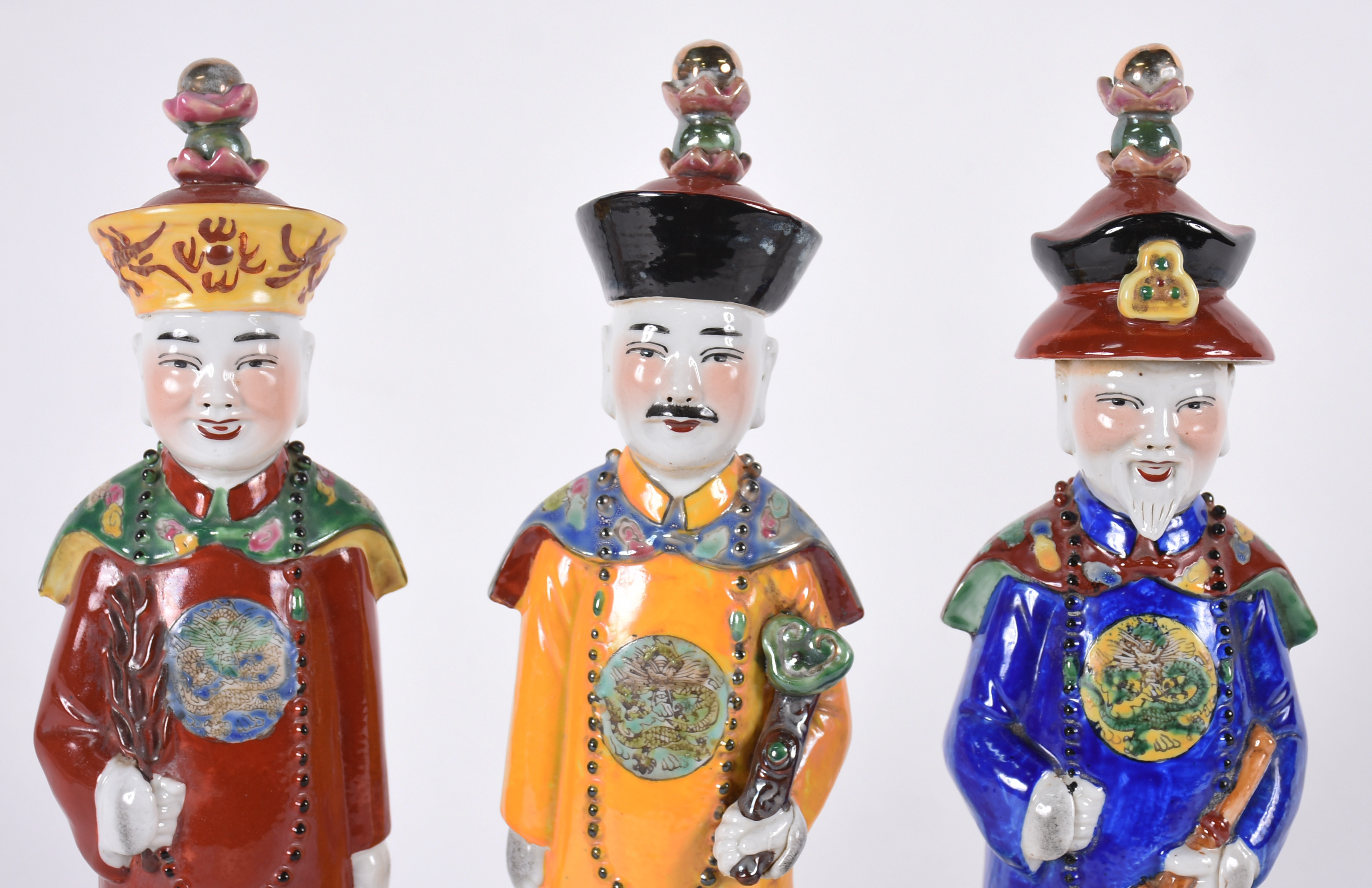 Três figuras de dignitários chineses de porcelana policromada. Marcas... - foto 2 de 5