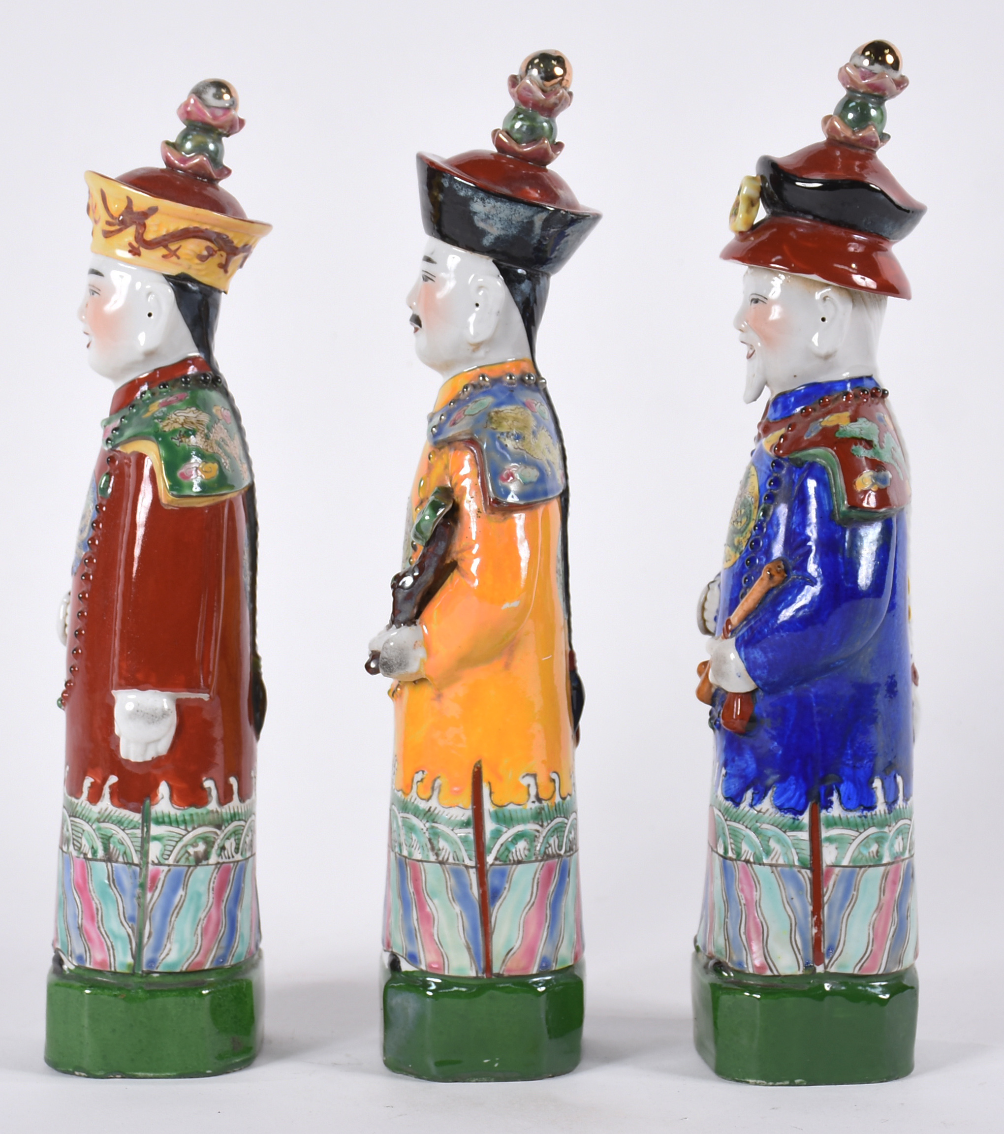 Três figuras de dignitários chineses de porcelana policromada. Marcas... - foto 3 de 5