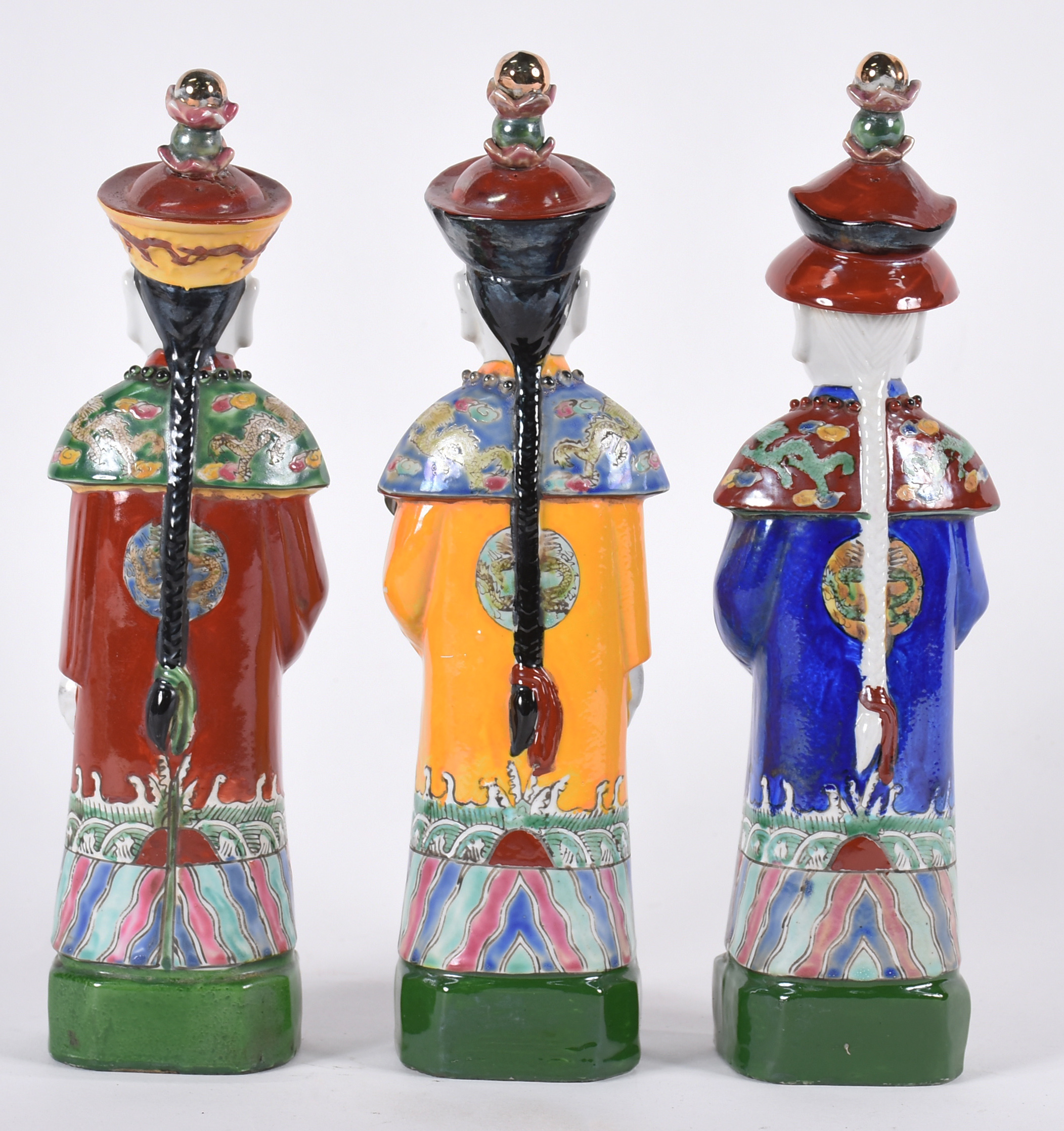 Três figuras de dignitários chineses de porcelana policromada. Marcas... - foto 4 de 5
