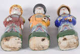 Três figuras de dignitários chineses de porcela... - Três figuras de dignitários chineses de porcelana policromada. Marcas na base.