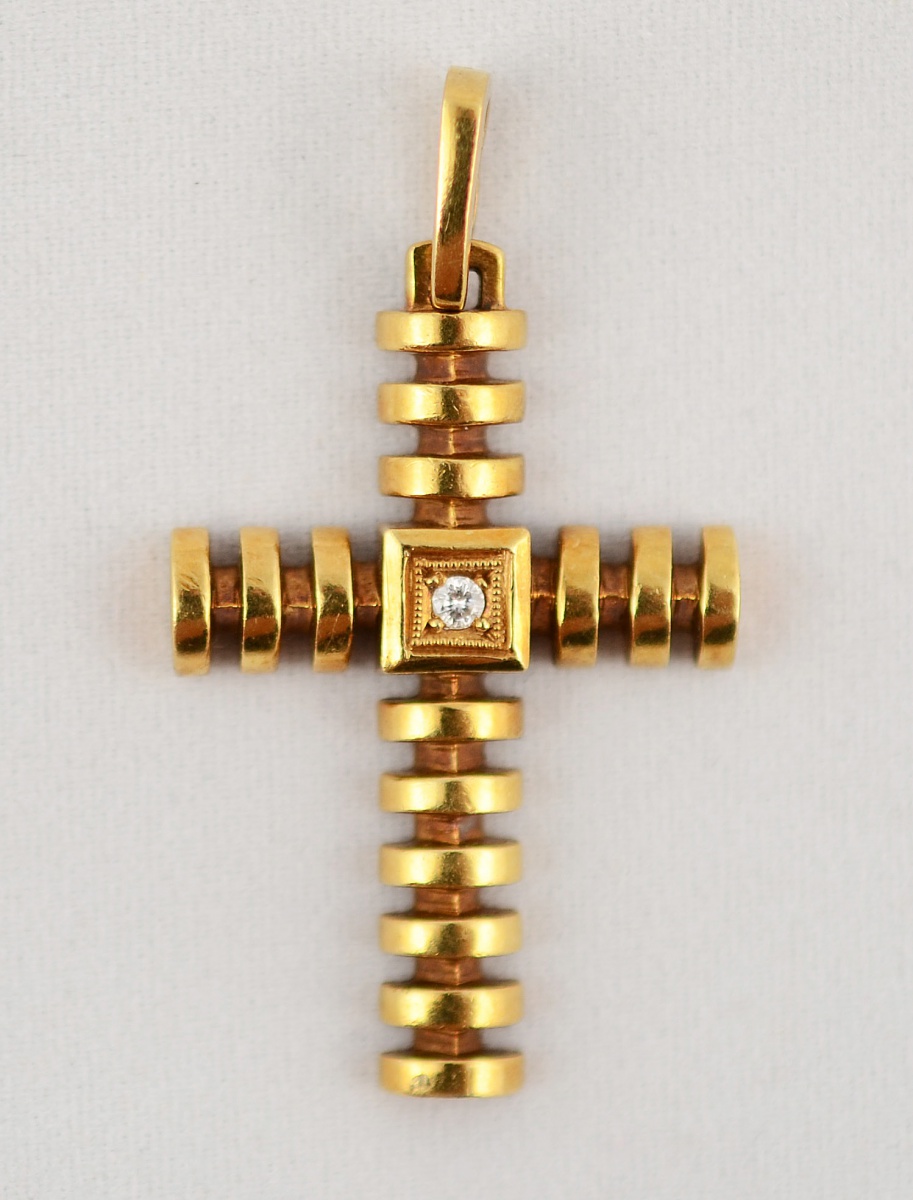 Pingente em forma de cruz de ouro amarelo 18 k com detalhe central de...