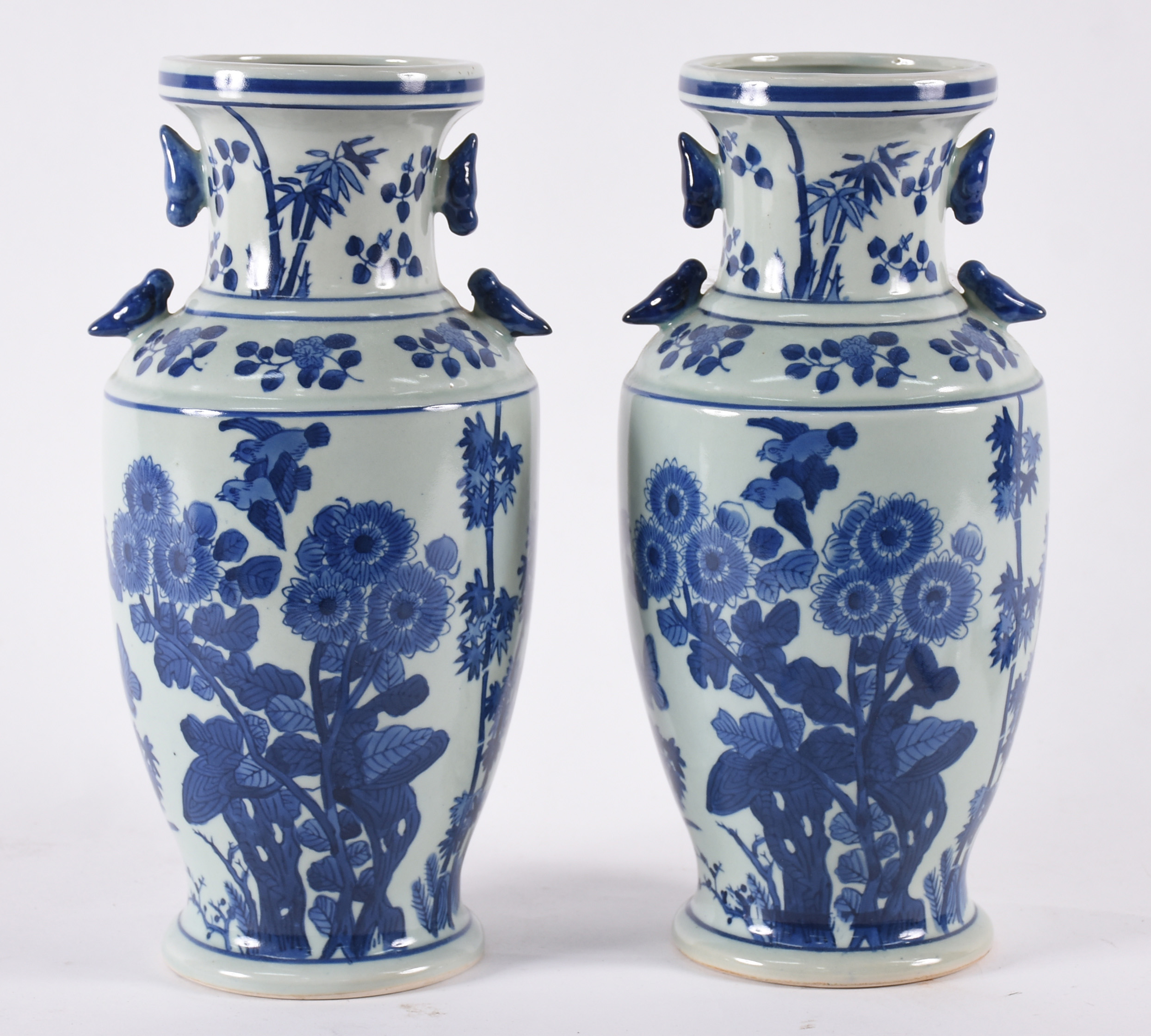 Par de vasos de porcelana chinesa azul e branca floral . - foto 1 de 5