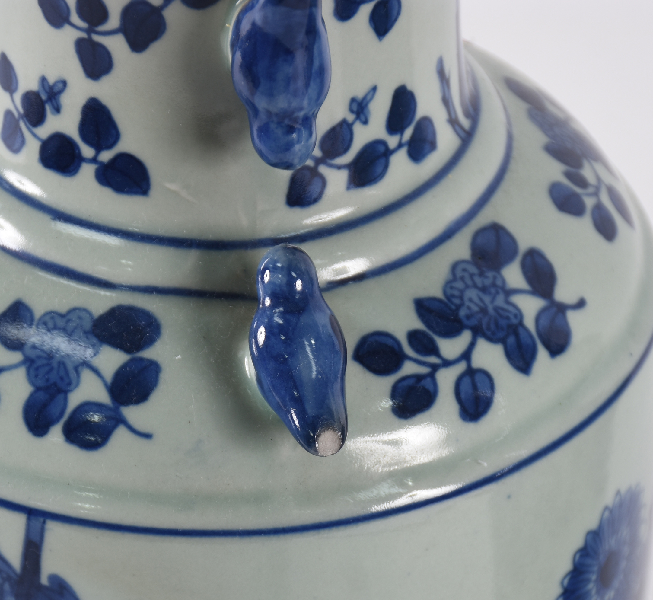 Par de vasos de porcelana chinesa azul e branca floral . - foto 4 de 5
