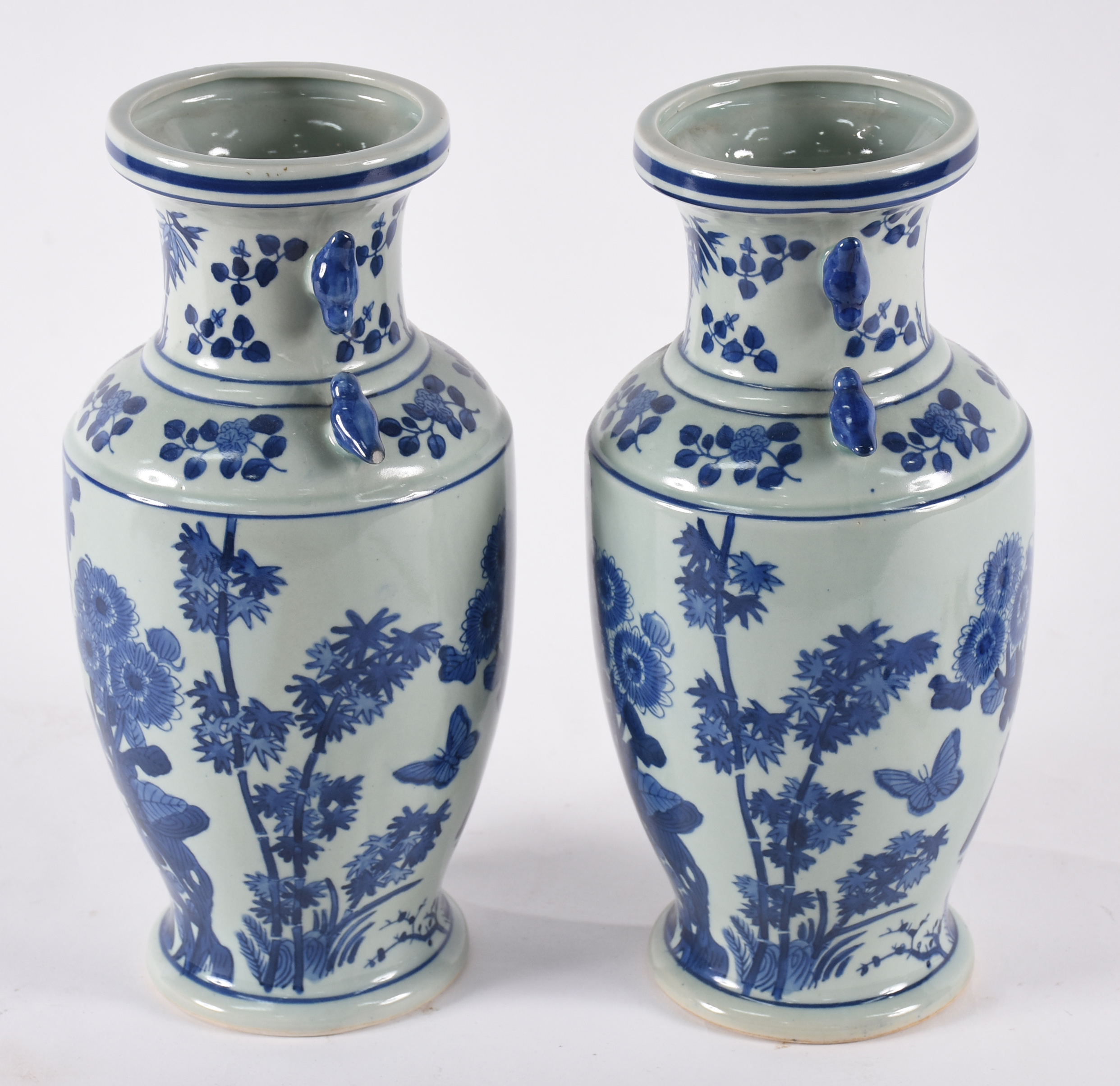Par de vasos de porcelana chinesa azul e branca floral . - foto 2 de 5