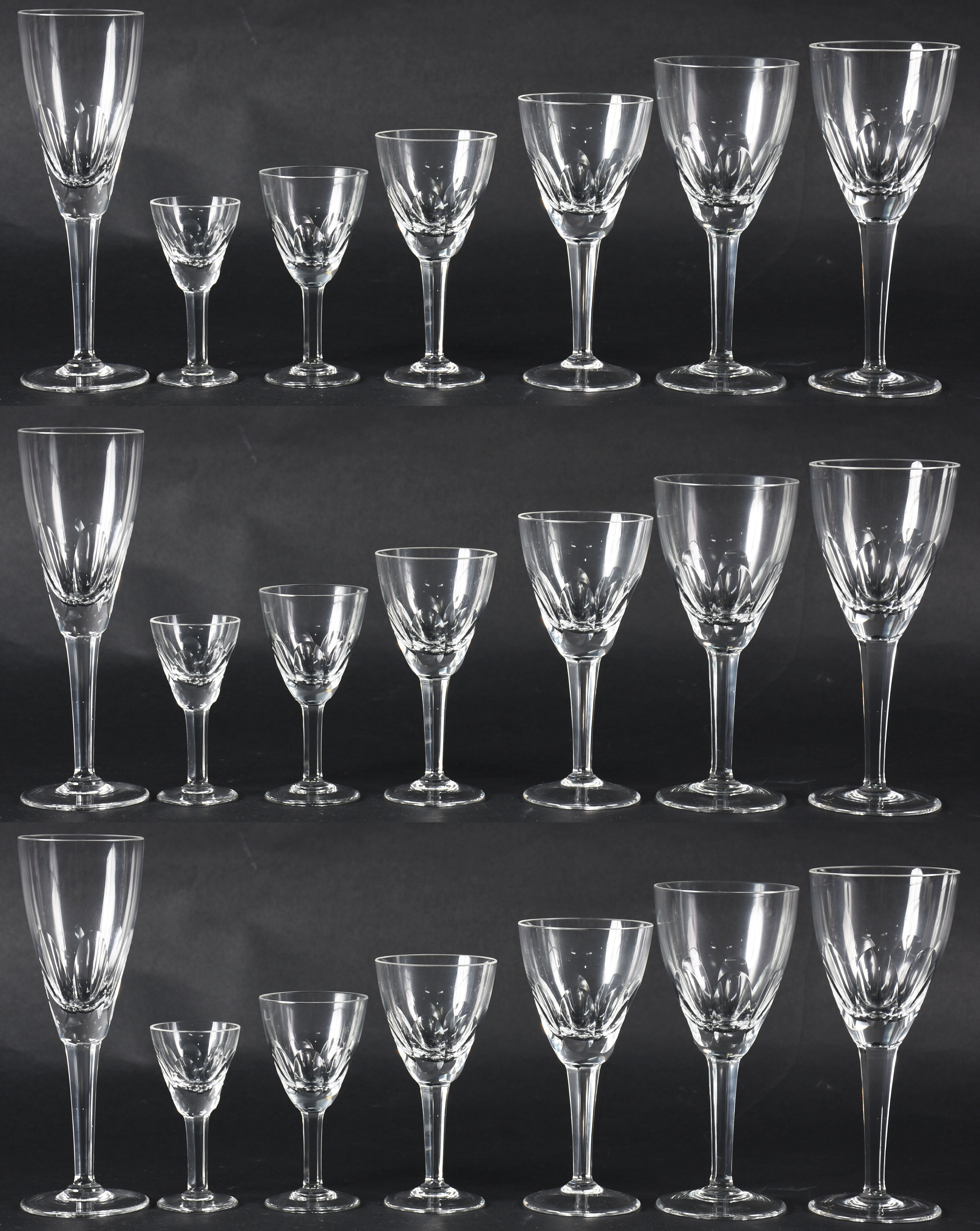 Serviço de cristal facetado composto de: 9 flutes, 9 para água, 8... - foto 1 de 4