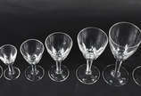 Serviço de cristal facetado composto de: 9 flut... - Serviço de cristal facetado composto de: 9 flutes, 9 para água, 8 para vinho tinto , 19 para vinho branco ,19 para vinho do Porto , 9 para licor...