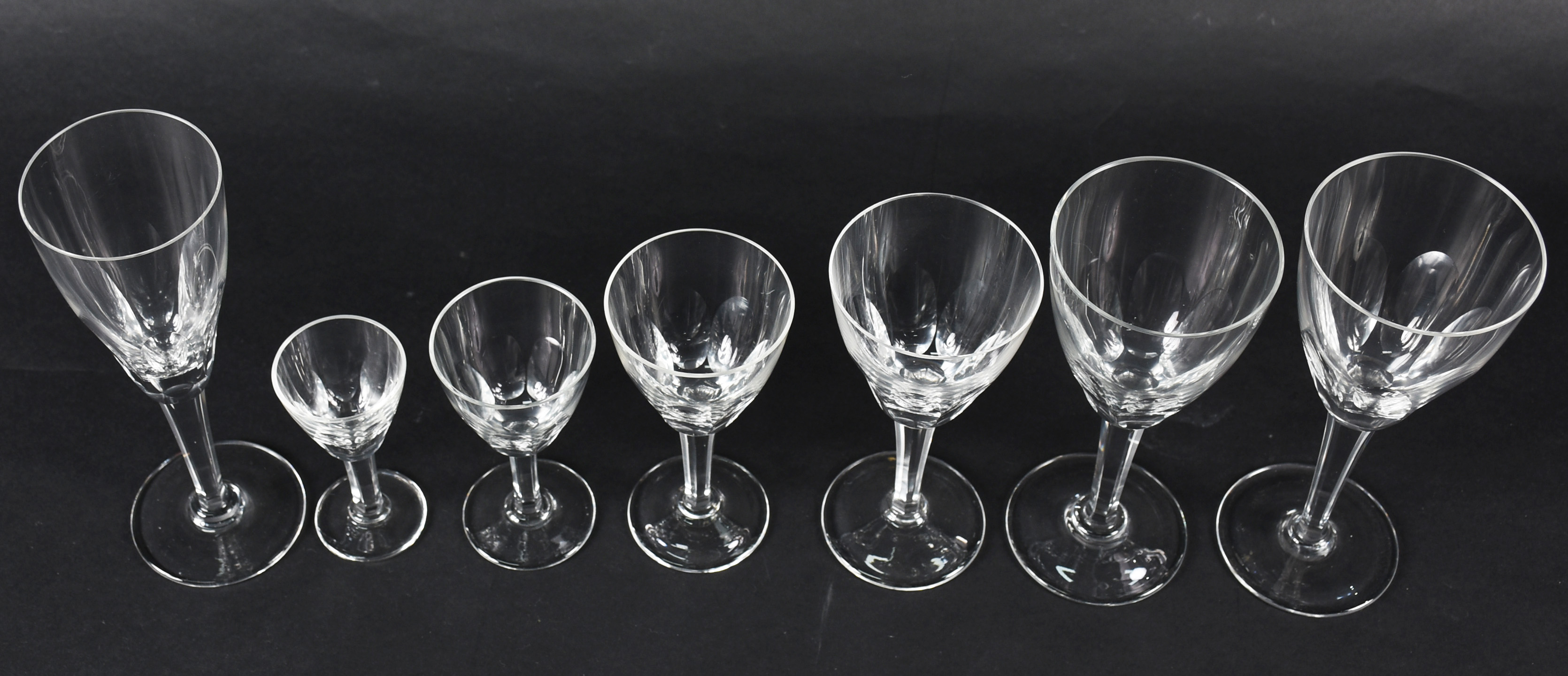 Serviço de cristal facetado composto de: 9 flutes, 9 para água, 8... - foto 2 de 4