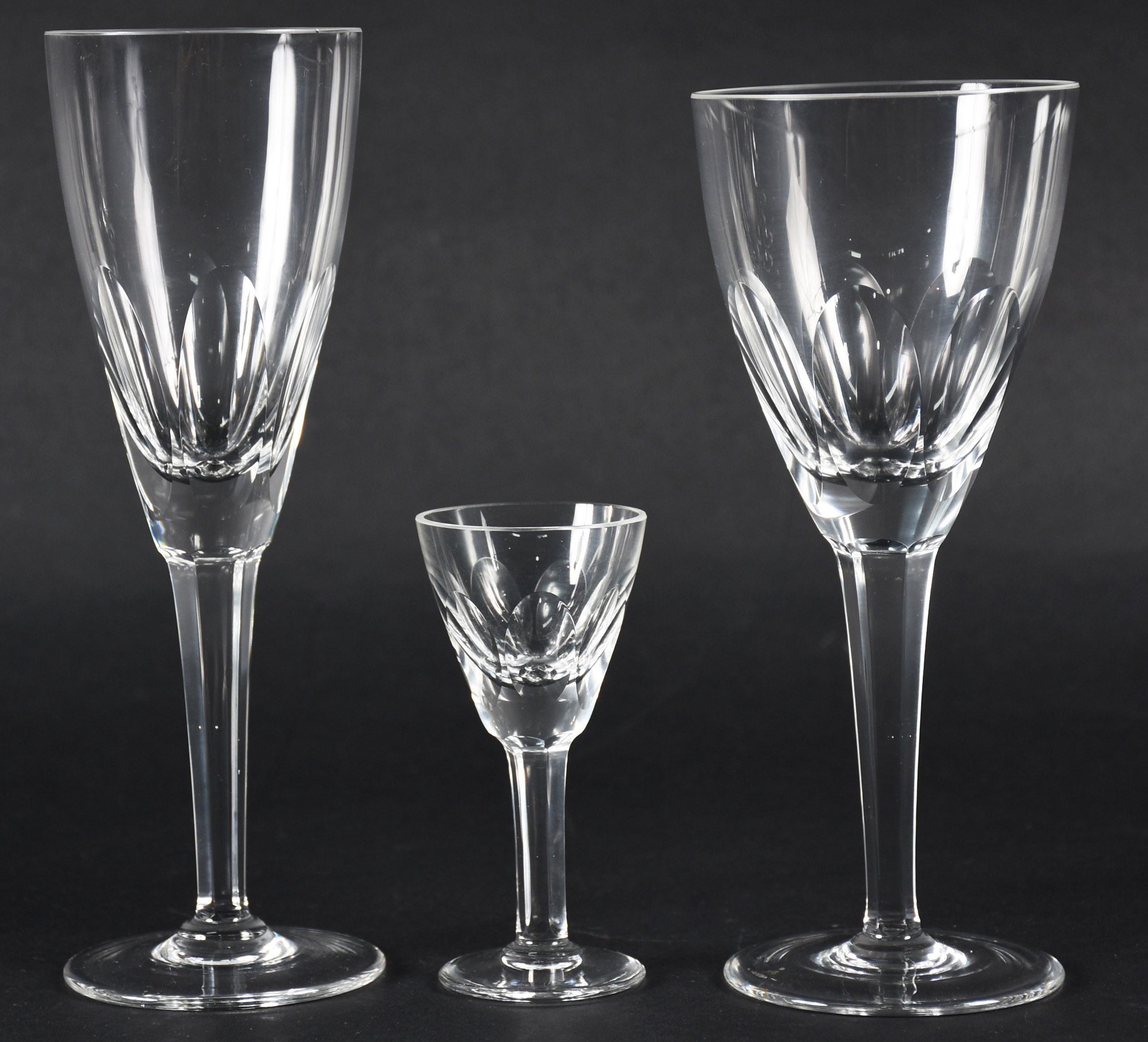Serviço de cristal facetado composto de: 9 flutes, 9 para água, 8... - foto 3 de 4