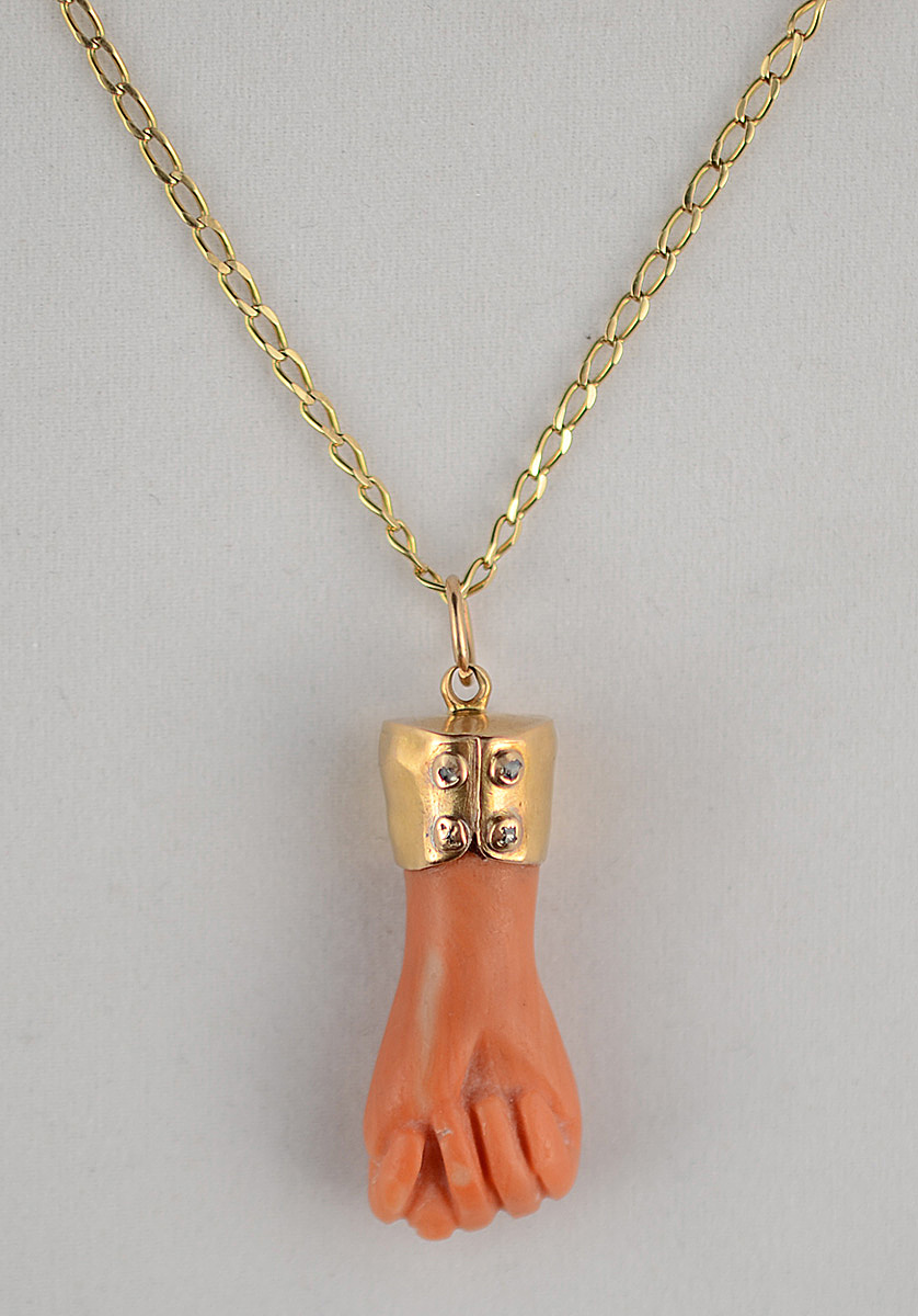 Colar de ouro amarelo 18 k e pingente de coral em forma de figa. - foto 1 de 2
