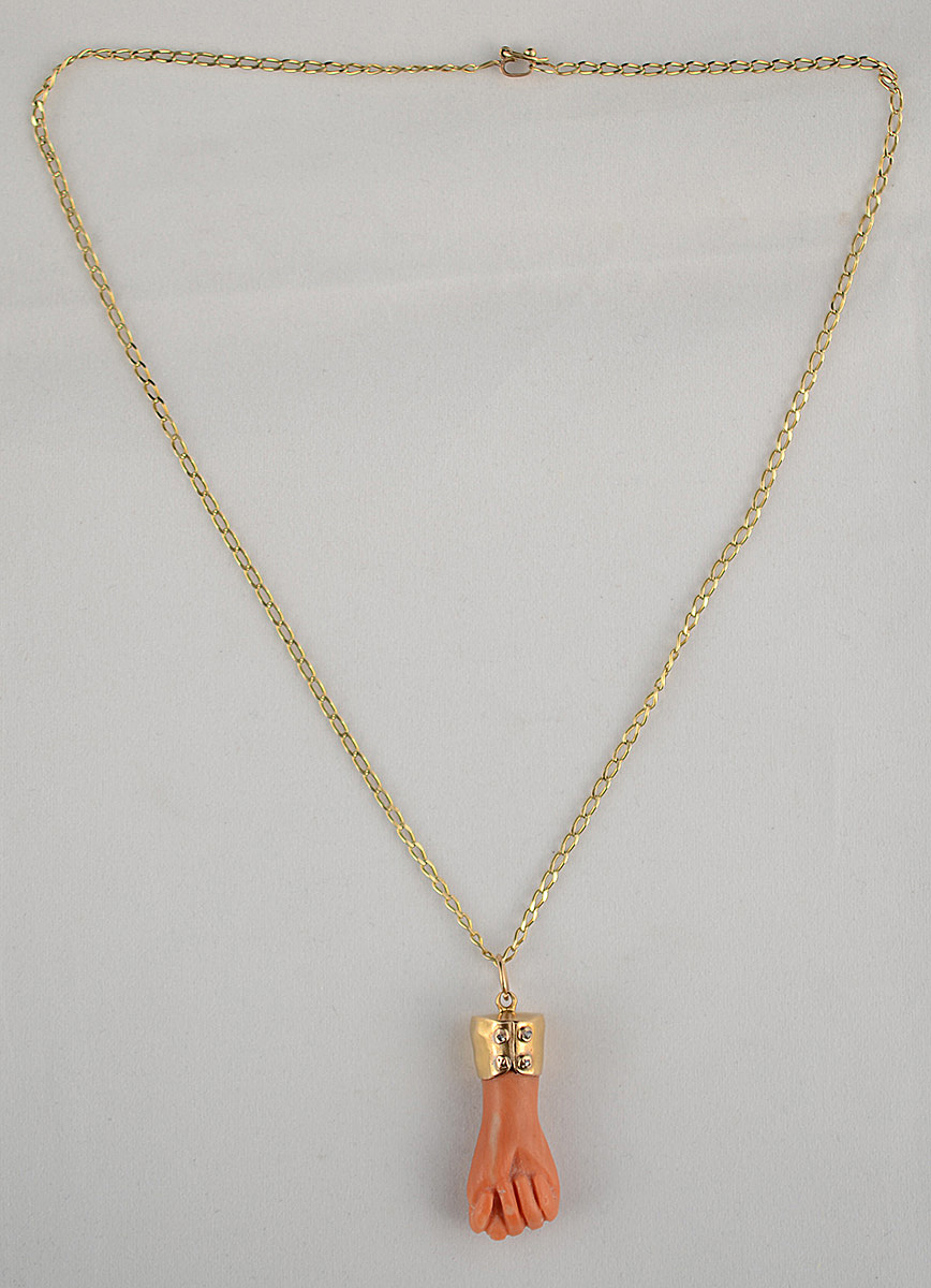 Colar de ouro amarelo 18 k e pingente de coral em forma de figa. - foto 2 de 2