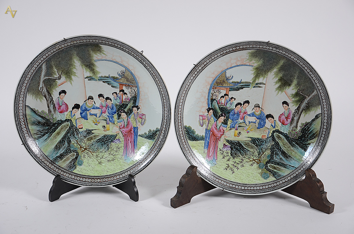 Par de medalhões de porcelana oriental, diâmetro 41 cm. - foto 1 de 2