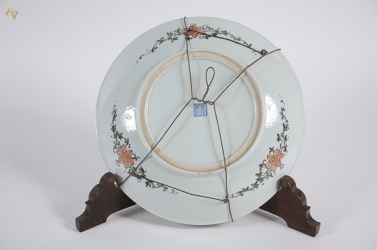 Par de medalhões de porcelana oriental, diâmetro 41 cm. - foto 2 de 2
