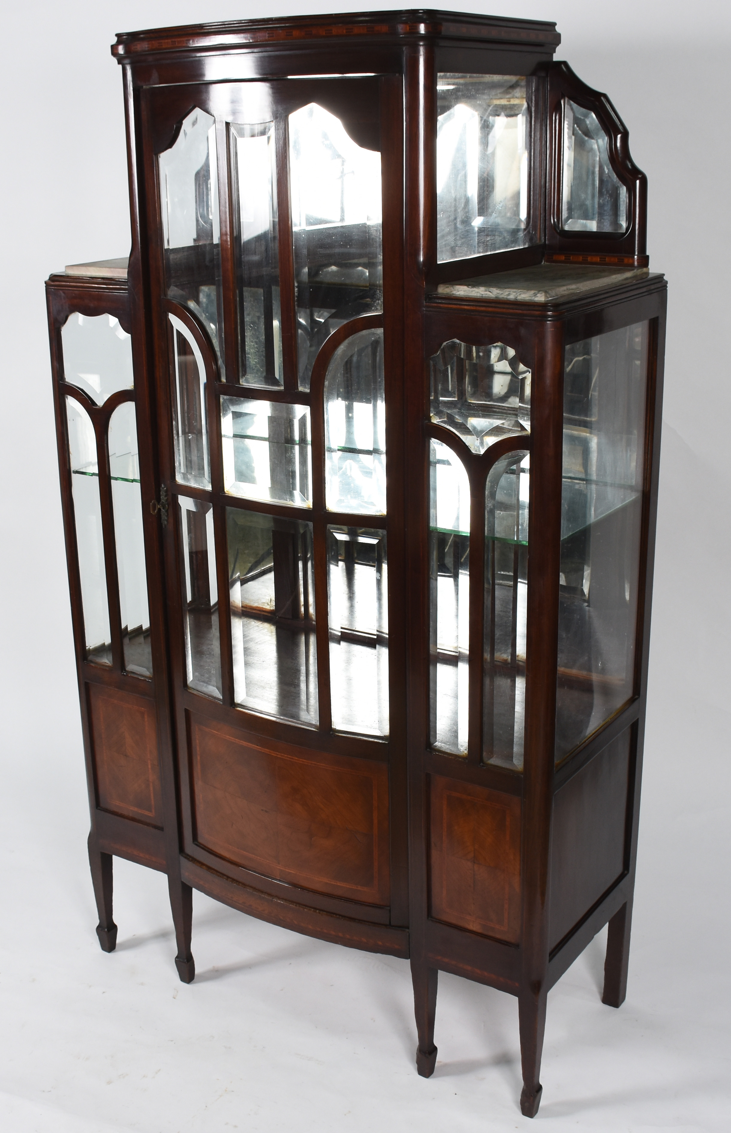 Vitrine com porta e laterais de vidro bisotado , fundo espelhado. - foto 1 de 5