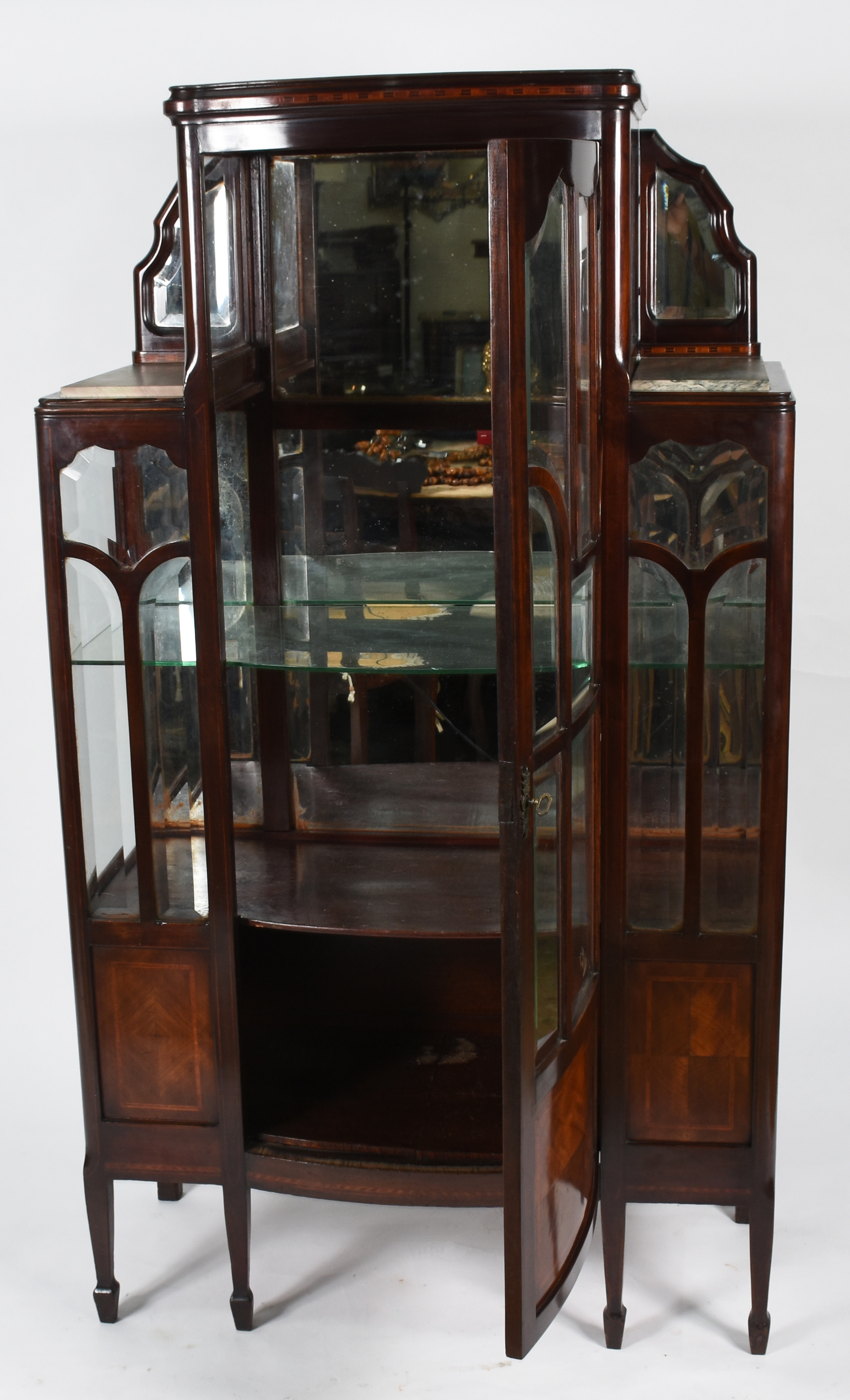 Vitrine com porta e laterais de vidro bisotado , fundo espelhado. - foto 2 de 5