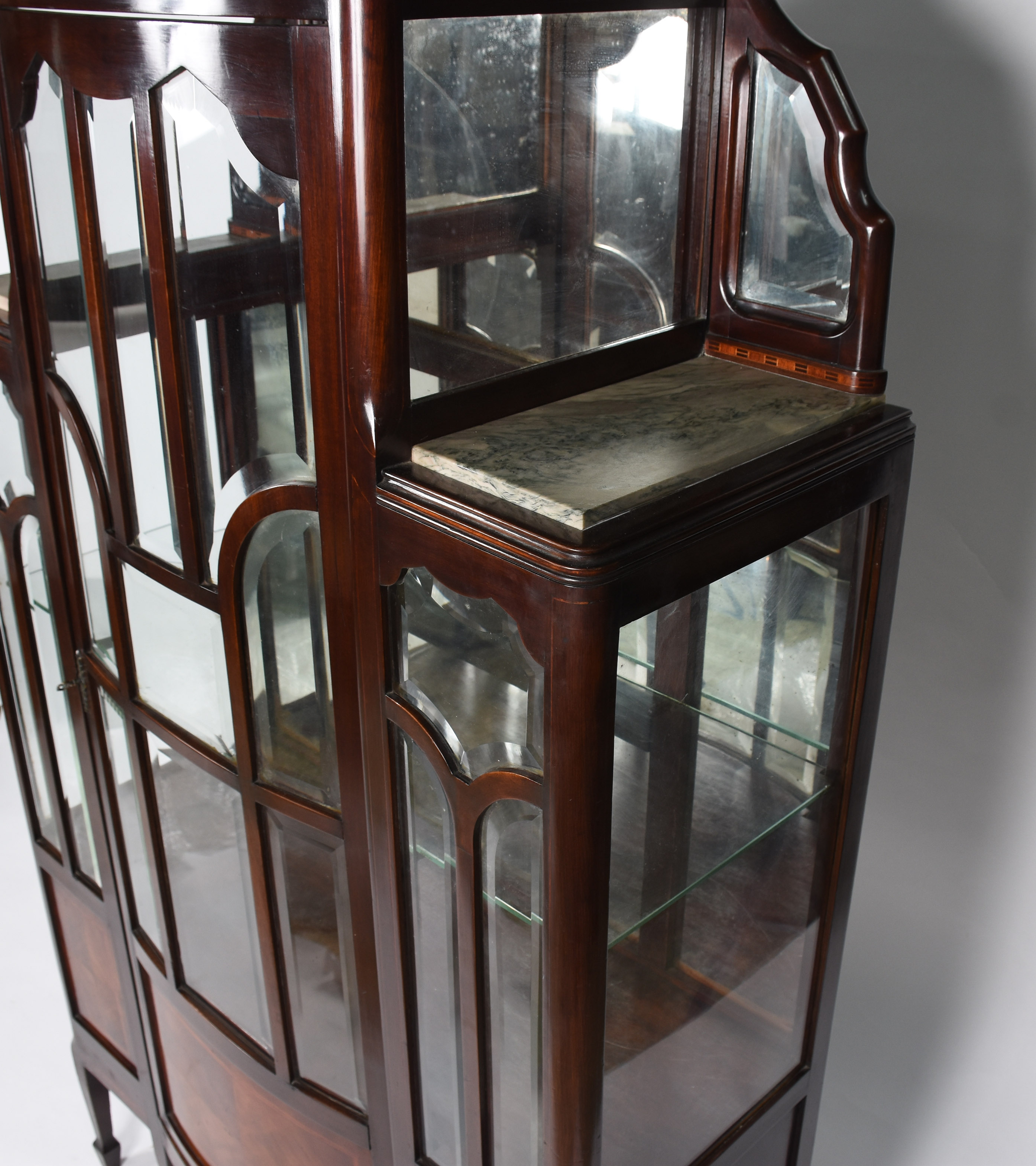 Vitrine com porta e laterais de vidro bisotado , fundo espelhado. - foto 3 de 5