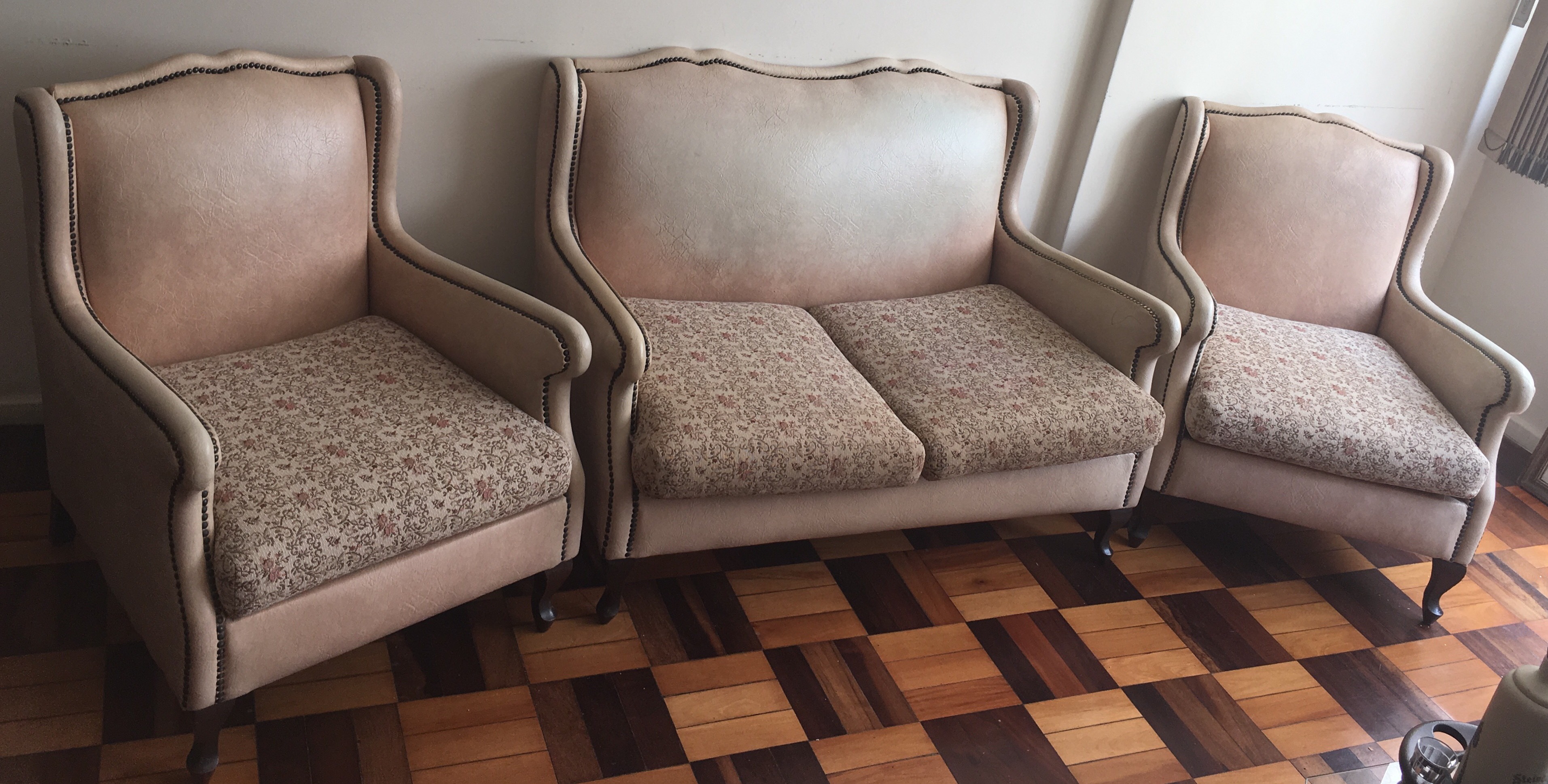 Sofá para dois lugares e par de poltronas estofadas e forradas de... - foto 1 de 8