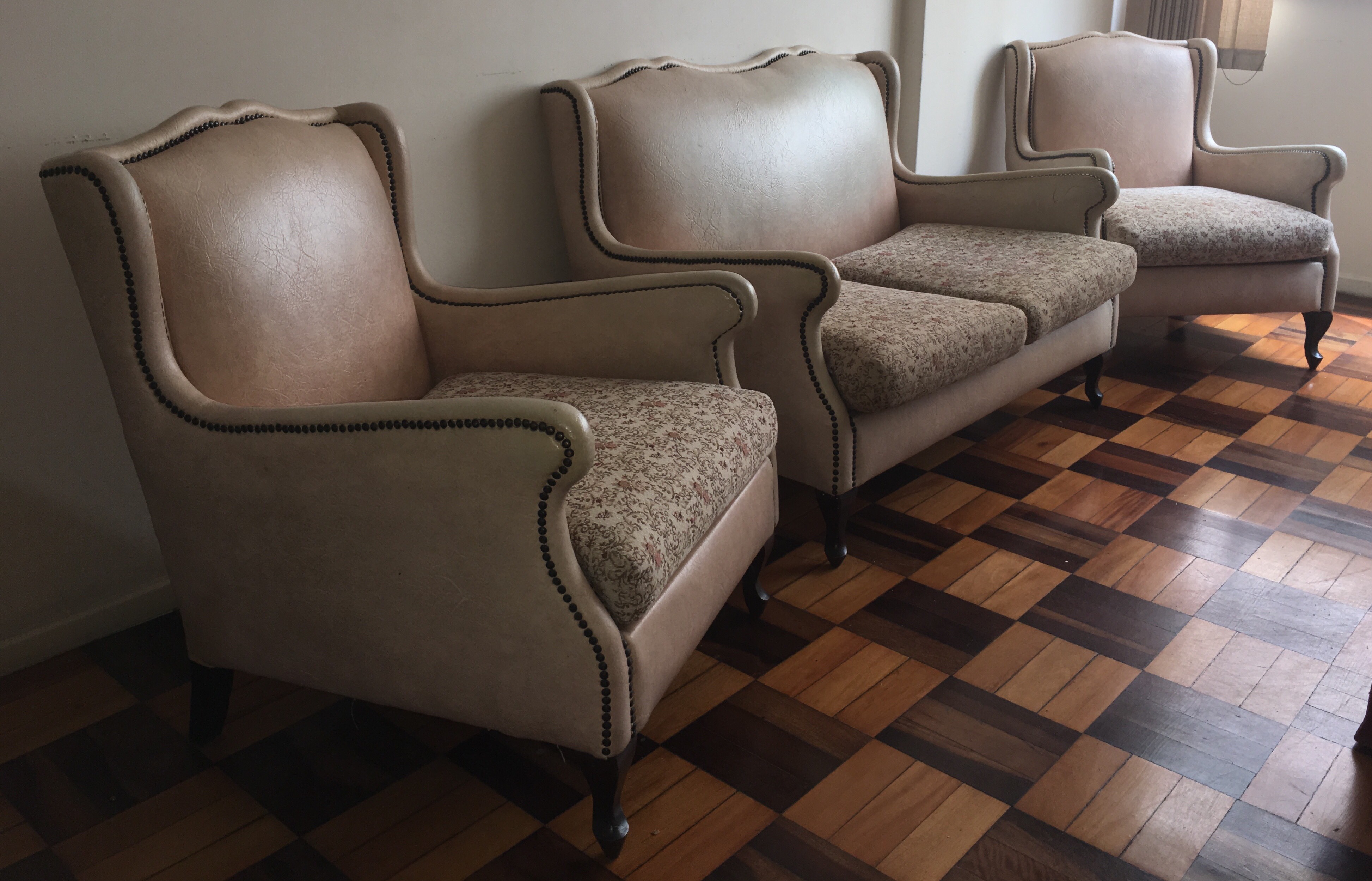 Sofá para dois lugares e par de poltronas estofadas e forradas de... - foto 2 de 8