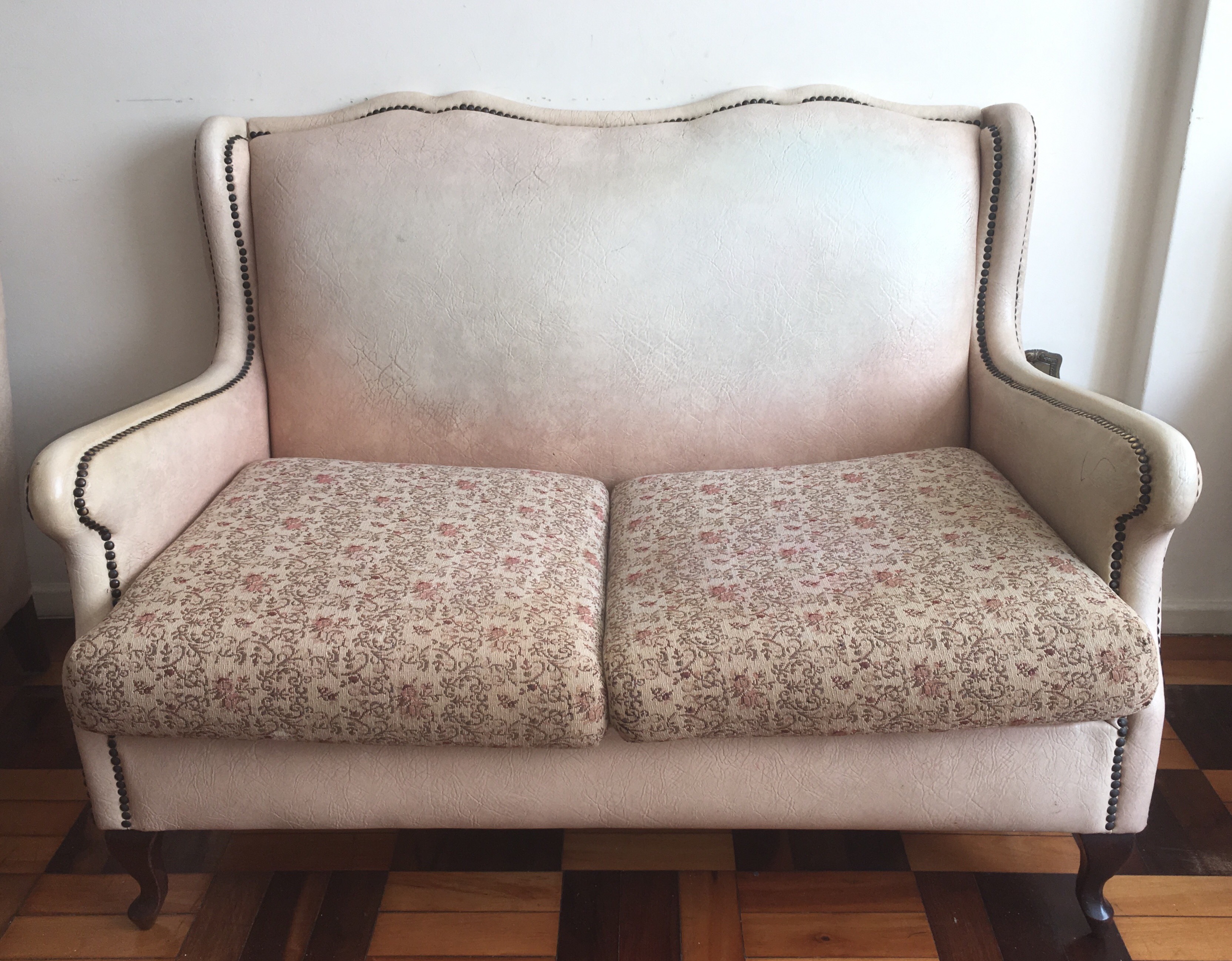 Sofá para dois lugares e par de poltronas estofadas e forradas de... - foto 3 de 8