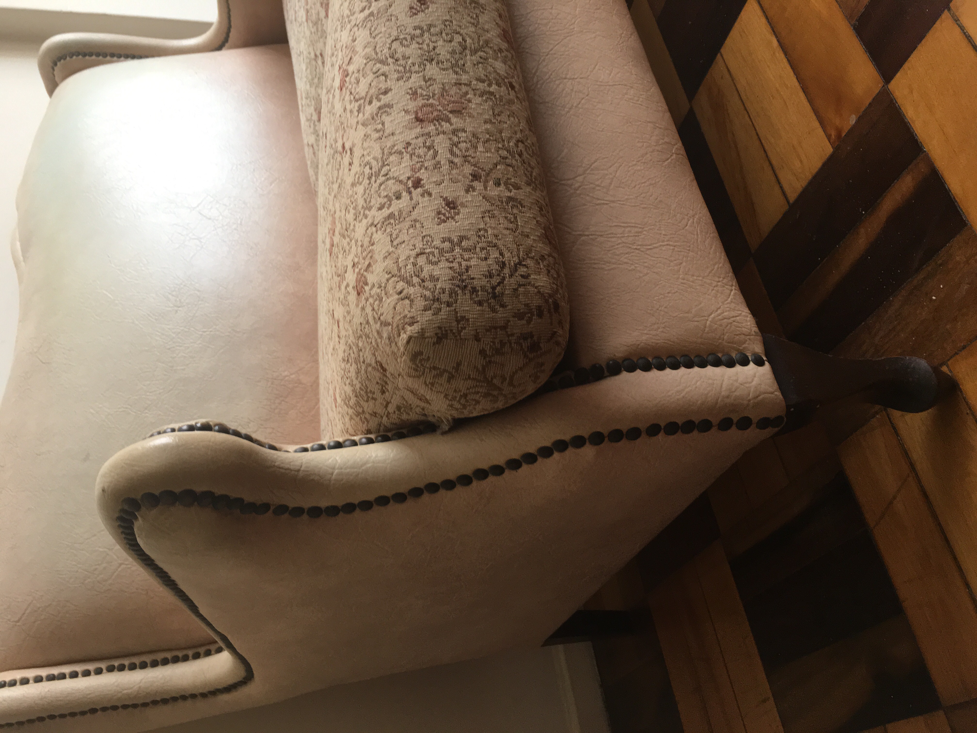 Sofá para dois lugares e par de poltronas estofadas e forradas de... - foto 4 de 8